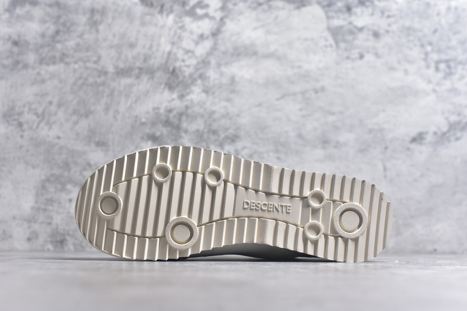 图片[6]-#DESCENTE Sport Style Chron Racer迪桑特舒适百搭防滑耐磨低帮生活休闲鞋 是一款集复古与现代于一体的低帮跑步鞋 简洁的牛皮鞋面不仅彰显出时尚的质感 还适用于多种场合的穿搭 这款鞋子的透气性能极佳 轻质弹性鞋底则提供了良好的舒适度和耐磨性 使你在行走或跑步时都能感受到脚底的柔软与支撑 尺码：36 36.5 37.5 38 38.5 39 40 40.5 41 42 42.5 43 44 44.5 45-选品中心