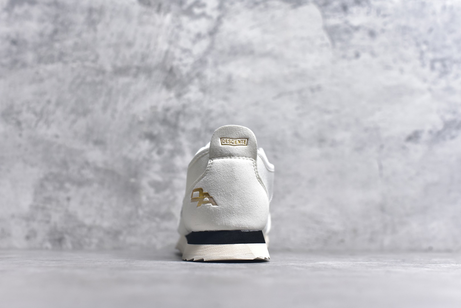 图片[5]-#DESCENTE Sport Style Chron Racer迪桑特舒适百搭防滑耐磨低帮生活休闲鞋 是一款集复古与现代于一体的低帮跑步鞋 简洁的牛皮鞋面不仅彰显出时尚的质感 还适用于多种场合的穿搭 这款鞋子的透气性能极佳 轻质弹性鞋底则提供了良好的舒适度和耐磨性 使你在行走或跑步时都能感受到脚底的柔软与支撑 尺码：36 36.5 37.5 38 38.5 39 40 40.5 41 42 42.5 43 44 44.5 45-选品中心