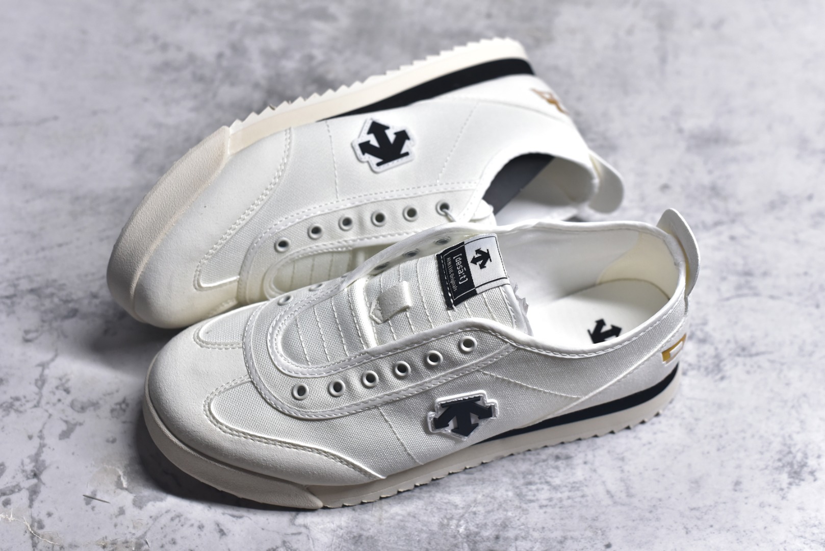 图片[7]-#DESCENTE Sport Style Chron Racer迪桑特舒适百搭防滑耐磨低帮生活休闲鞋 是一款集复古与现代于一体的低帮跑步鞋 简洁的牛皮鞋面不仅彰显出时尚的质感 还适用于多种场合的穿搭 这款鞋子的透气性能极佳 轻质弹性鞋底则提供了良好的舒适度和耐磨性 使你在行走或跑步时都能感受到脚底的柔软与支撑 尺码：36 36.5 37.5 38 38.5 39 40 40.5 41 42 42.5 43 44 44.5 45-选品中心