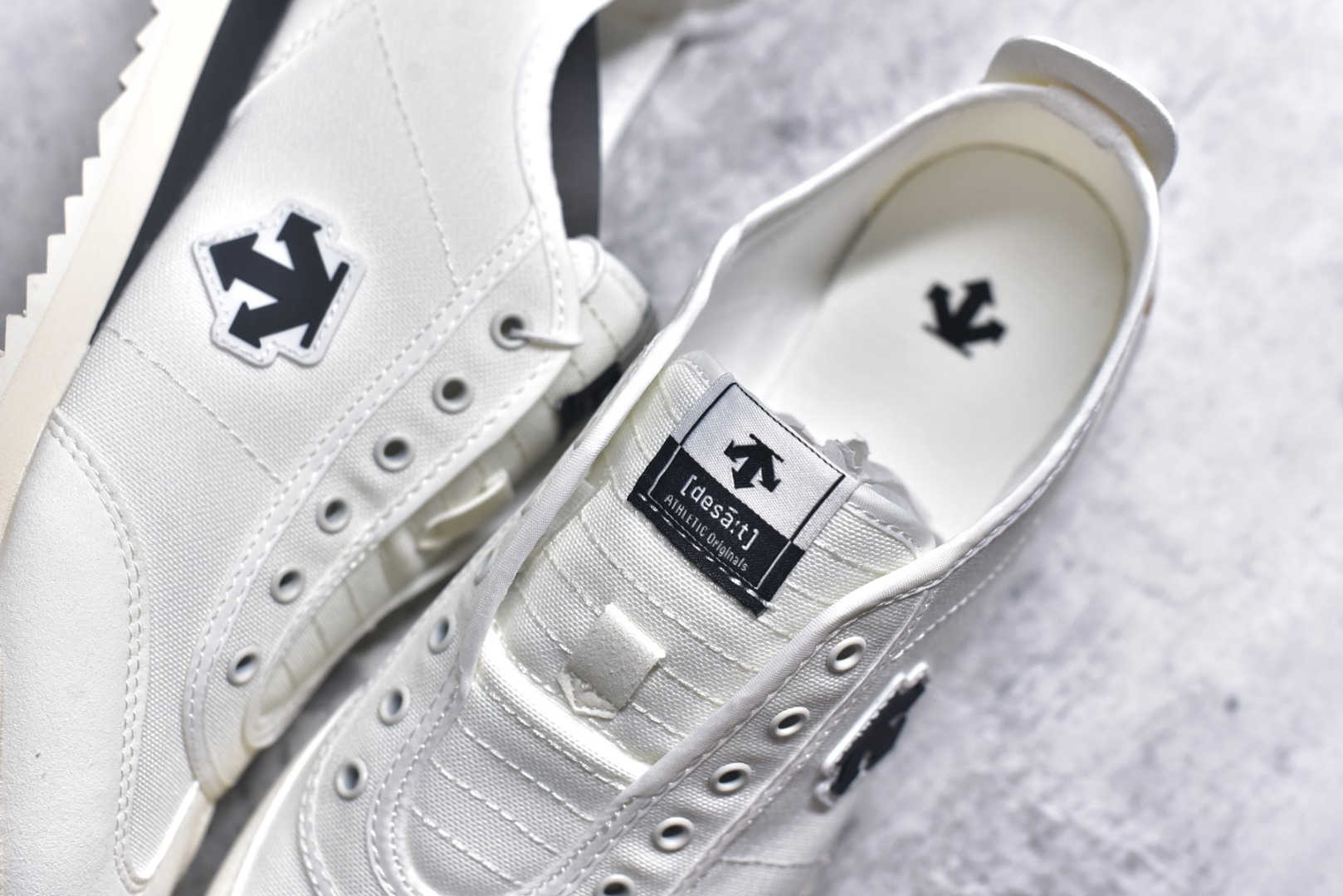 图片[9]-#DESCENTE Sport Style Chron Racer迪桑特舒适百搭防滑耐磨低帮生活休闲鞋 是一款集复古与现代于一体的低帮跑步鞋 简洁的牛皮鞋面不仅彰显出时尚的质感 还适用于多种场合的穿搭 这款鞋子的透气性能极佳 轻质弹性鞋底则提供了良好的舒适度和耐磨性 使你在行走或跑步时都能感受到脚底的柔软与支撑 尺码：36 36.5 37.5 38 38.5 39 40 40.5 41 42 42.5 43 44 44.5 45-选品中心