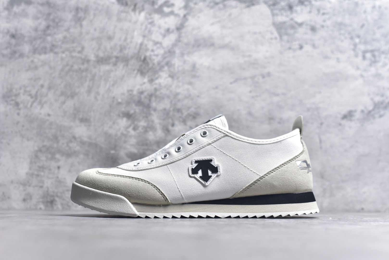 #DESCENTE Sport Style Chron Racer迪桑特舒适百搭防滑耐磨低帮生活休闲鞋 是一款集复古与现代于一体的低帮跑步鞋 简洁的牛皮鞋面不仅彰显出时尚的质感 还适用于多种场合的穿搭 这款鞋子的透气性能极佳 轻质弹性鞋底则提供了良好的舒适度和耐磨性 使你在行走或跑步时都能感受到脚底的柔软与支撑 尺码：36 36.5 37.5 38 38.5 39 40 40.5 41 42 42.5 43 44 44.5 45-选品中心