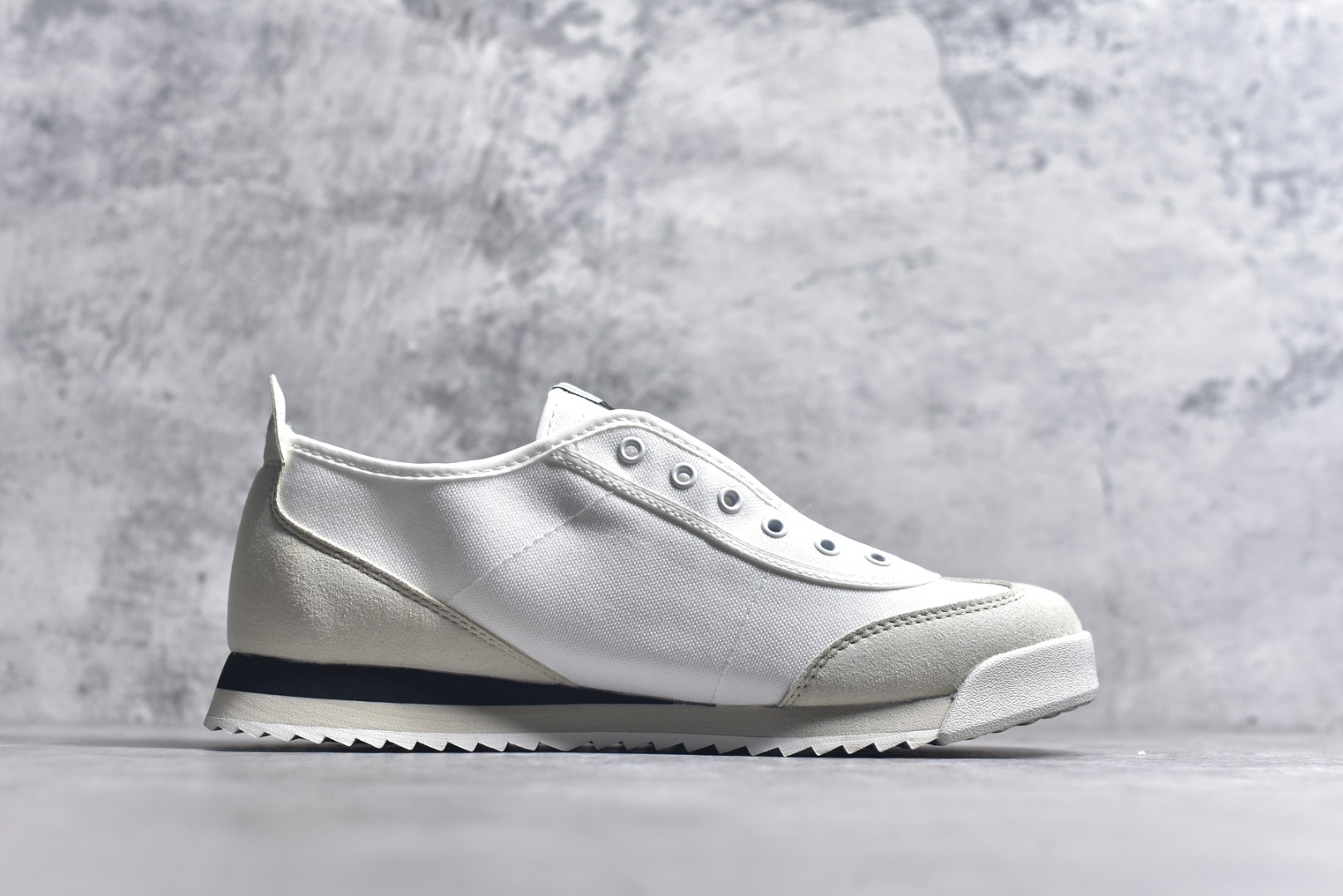 图片[3]-#DESCENTE Sport Style Chron Racer迪桑特舒适百搭防滑耐磨低帮生活休闲鞋 是一款集复古与现代于一体的低帮跑步鞋 简洁的牛皮鞋面不仅彰显出时尚的质感 还适用于多种场合的穿搭 这款鞋子的透气性能极佳 轻质弹性鞋底则提供了良好的舒适度和耐磨性 使你在行走或跑步时都能感受到脚底的柔软与支撑 尺码：36 36.5 37.5 38 38.5 39 40 40.5 41 42 42.5 43 44 44.5 45-选品中心