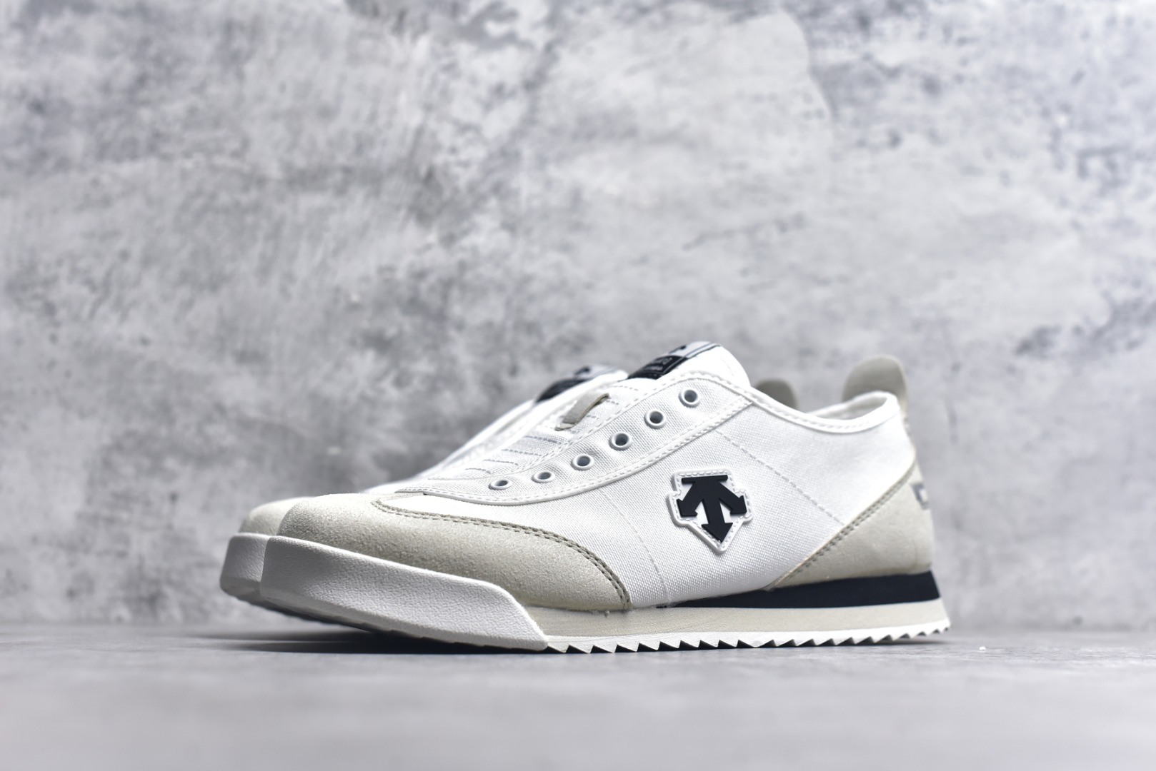 图片[2]-#DESCENTE Sport Style Chron Racer迪桑特舒适百搭防滑耐磨低帮生活休闲鞋 是一款集复古与现代于一体的低帮跑步鞋 简洁的牛皮鞋面不仅彰显出时尚的质感 还适用于多种场合的穿搭 这款鞋子的透气性能极佳 轻质弹性鞋底则提供了良好的舒适度和耐磨性 使你在行走或跑步时都能感受到脚底的柔软与支撑 尺码：36 36.5 37.5 38 38.5 39 40 40.5 41 42 42.5 43 44 44.5 45-选品中心