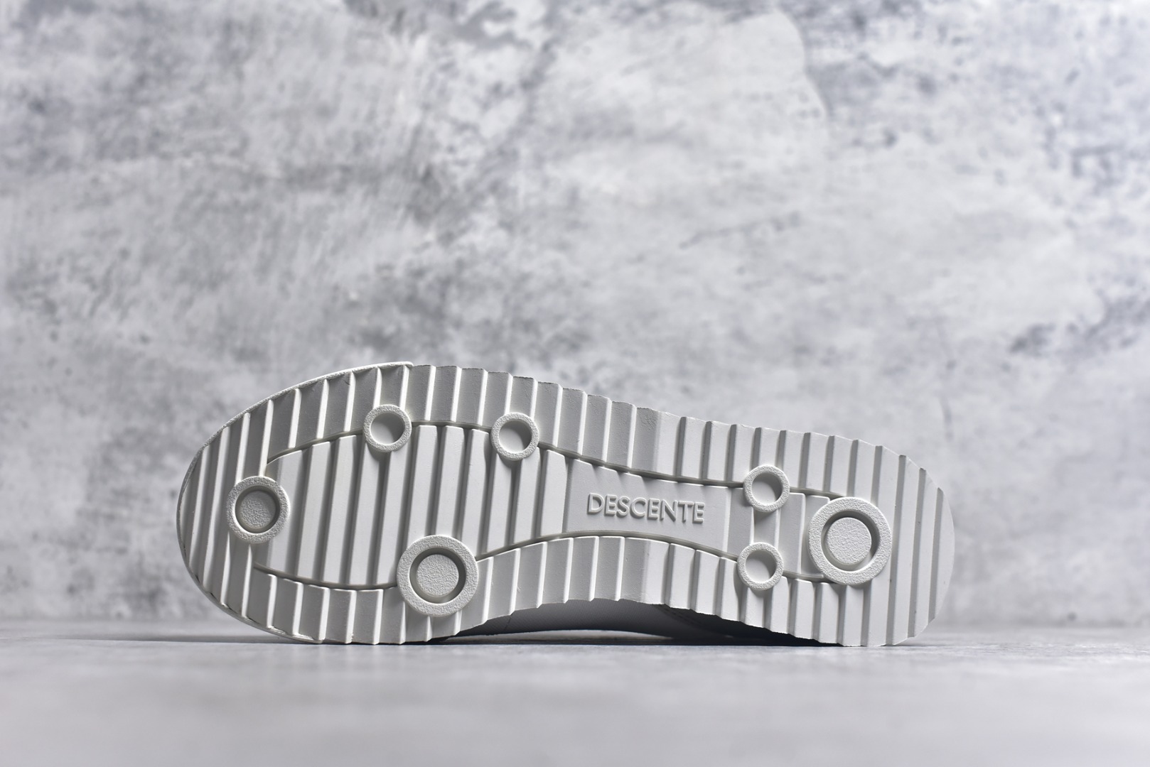 图片[6]-#DESCENTE Sport Style Chron Racer迪桑特舒适百搭防滑耐磨低帮生活休闲鞋 是一款集复古与现代于一体的低帮跑步鞋 简洁的牛皮鞋面不仅彰显出时尚的质感 还适用于多种场合的穿搭 这款鞋子的透气性能极佳 轻质弹性鞋底则提供了良好的舒适度和耐磨性 使你在行走或跑步时都能感受到脚底的柔软与支撑 尺码：36 36.5 37.5 38 38.5 39 40 40.5 41 42 42.5 43 44 44.5 45-选品中心