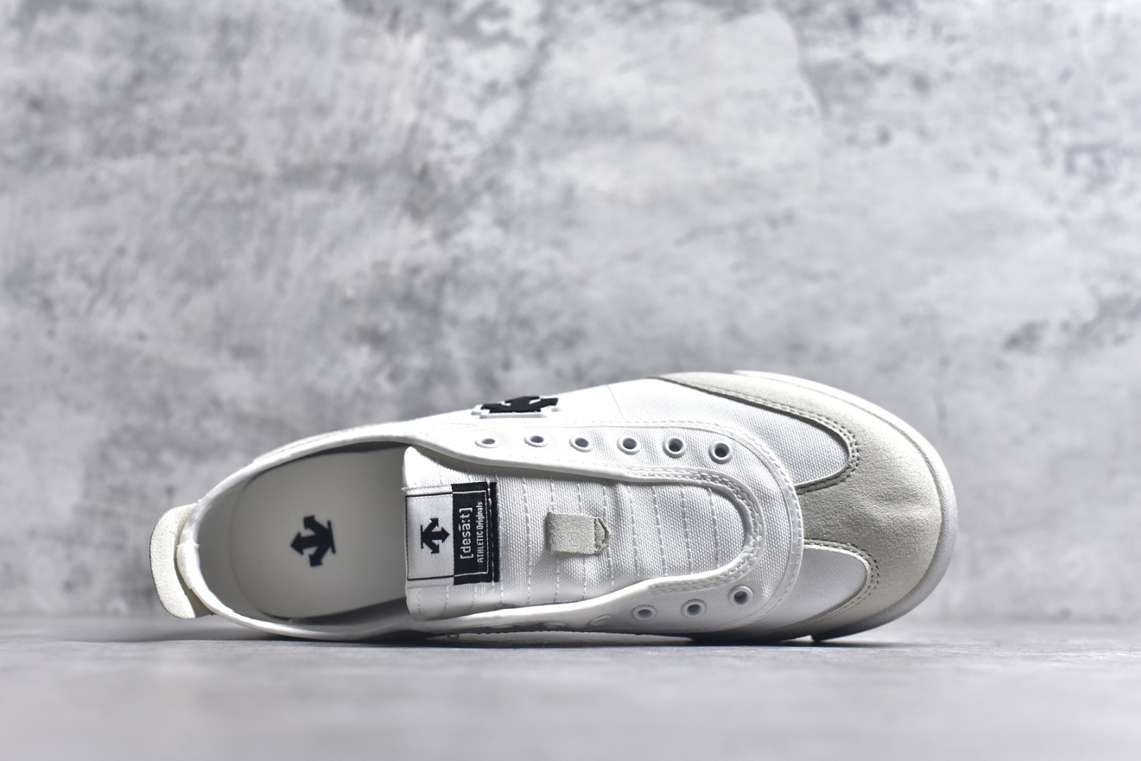 图片[4]-#DESCENTE Sport Style Chron Racer迪桑特舒适百搭防滑耐磨低帮生活休闲鞋 是一款集复古与现代于一体的低帮跑步鞋 简洁的牛皮鞋面不仅彰显出时尚的质感 还适用于多种场合的穿搭 这款鞋子的透气性能极佳 轻质弹性鞋底则提供了良好的舒适度和耐磨性 使你在行走或跑步时都能感受到脚底的柔软与支撑 尺码：36 36.5 37.5 38 38.5 39 40 40.5 41 42 42.5 43 44 44.5 45-选品中心