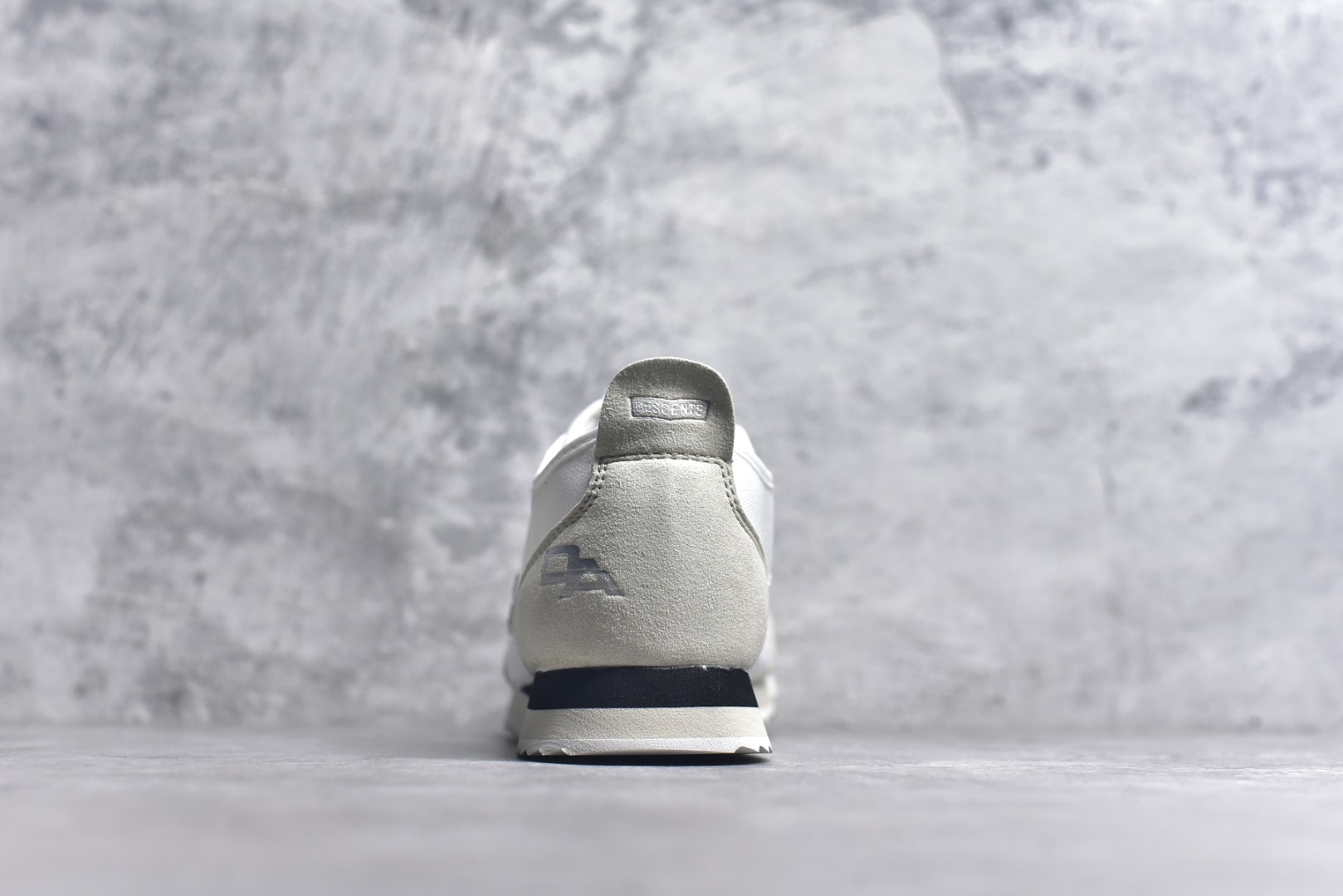 图片[5]-#DESCENTE Sport Style Chron Racer迪桑特舒适百搭防滑耐磨低帮生活休闲鞋 是一款集复古与现代于一体的低帮跑步鞋 简洁的牛皮鞋面不仅彰显出时尚的质感 还适用于多种场合的穿搭 这款鞋子的透气性能极佳 轻质弹性鞋底则提供了良好的舒适度和耐磨性 使你在行走或跑步时都能感受到脚底的柔软与支撑 尺码：36 36.5 37.5 38 38.5 39 40 40.5 41 42 42.5 43 44 44.5 45-选品中心
