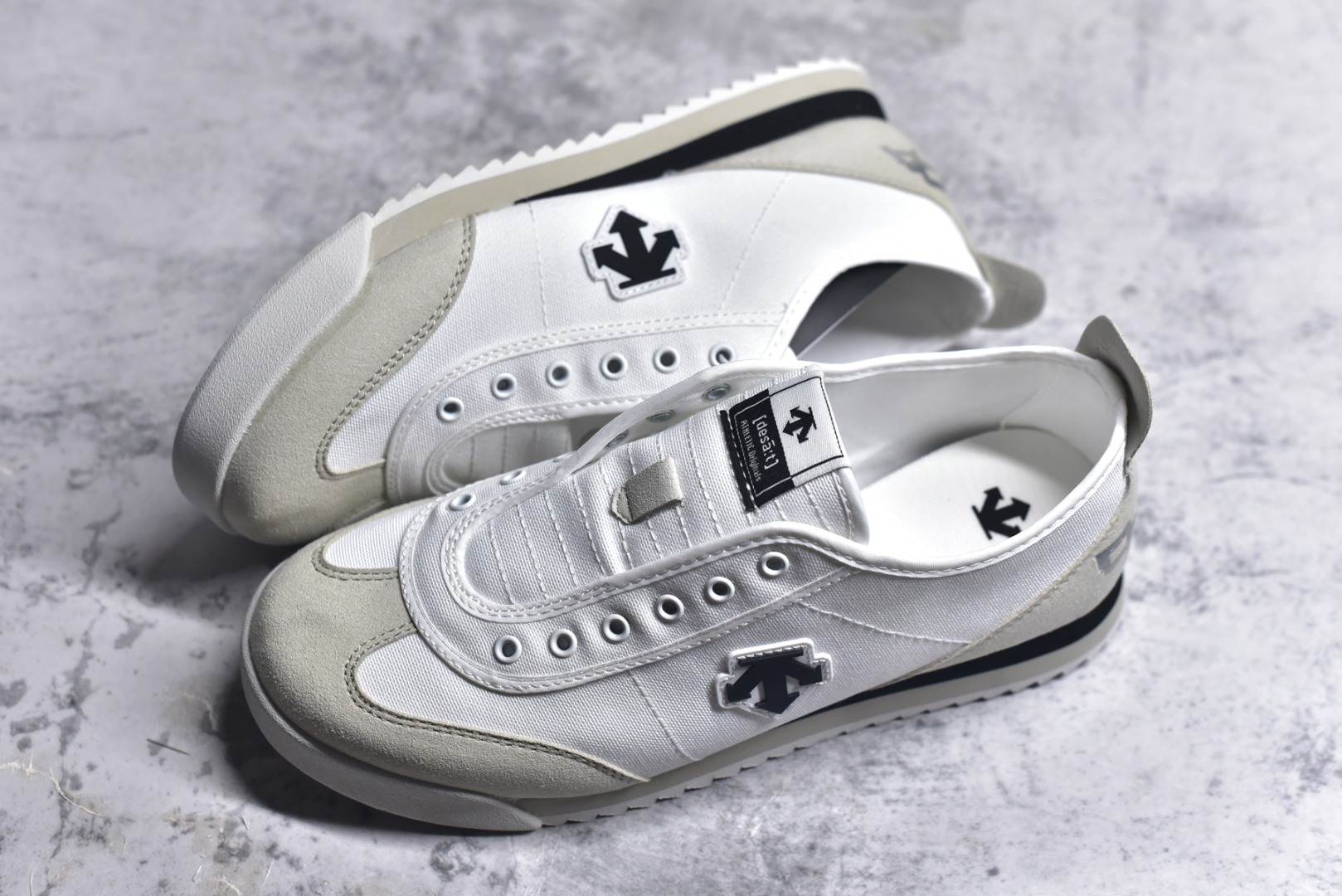 图片[7]-#DESCENTE Sport Style Chron Racer迪桑特舒适百搭防滑耐磨低帮生活休闲鞋 是一款集复古与现代于一体的低帮跑步鞋 简洁的牛皮鞋面不仅彰显出时尚的质感 还适用于多种场合的穿搭 这款鞋子的透气性能极佳 轻质弹性鞋底则提供了良好的舒适度和耐磨性 使你在行走或跑步时都能感受到脚底的柔软与支撑 尺码：36 36.5 37.5 38 38.5 39 40 40.5 41 42 42.5 43 44 44.5 45-选品中心
