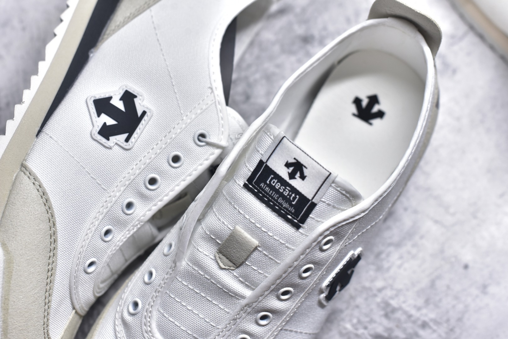 图片[9]-#DESCENTE Sport Style Chron Racer迪桑特舒适百搭防滑耐磨低帮生活休闲鞋 是一款集复古与现代于一体的低帮跑步鞋 简洁的牛皮鞋面不仅彰显出时尚的质感 还适用于多种场合的穿搭 这款鞋子的透气性能极佳 轻质弹性鞋底则提供了良好的舒适度和耐磨性 使你在行走或跑步时都能感受到脚底的柔软与支撑 尺码：36 36.5 37.5 38 38.5 39 40 40.5 41 42 42.5 43 44 44.5 45-选品中心
