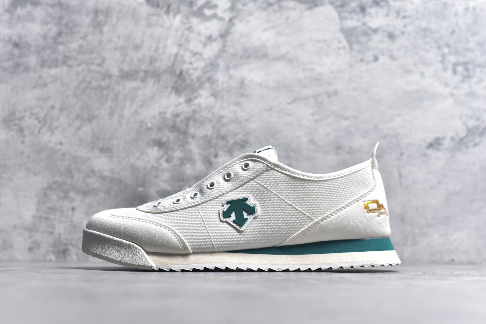 #DESCENTE Sport Style Chron Racer迪桑特舒适百搭防滑耐磨低帮生活休闲鞋 是一款集复古与现代于一体的低帮跑步鞋 简洁的牛皮鞋面不仅彰显出时尚的质感 还适用于多种场合的穿搭 这款鞋子的透气性能极佳 轻质弹性鞋底则提供了良好的舒适度和耐磨性 使你在行走或跑步时都能感受到脚底的柔软与支撑 尺码：36 36.5 37.5 38 38.5 39 40 40.5 41 42 42.5 43 44 44.5 45-选品中心