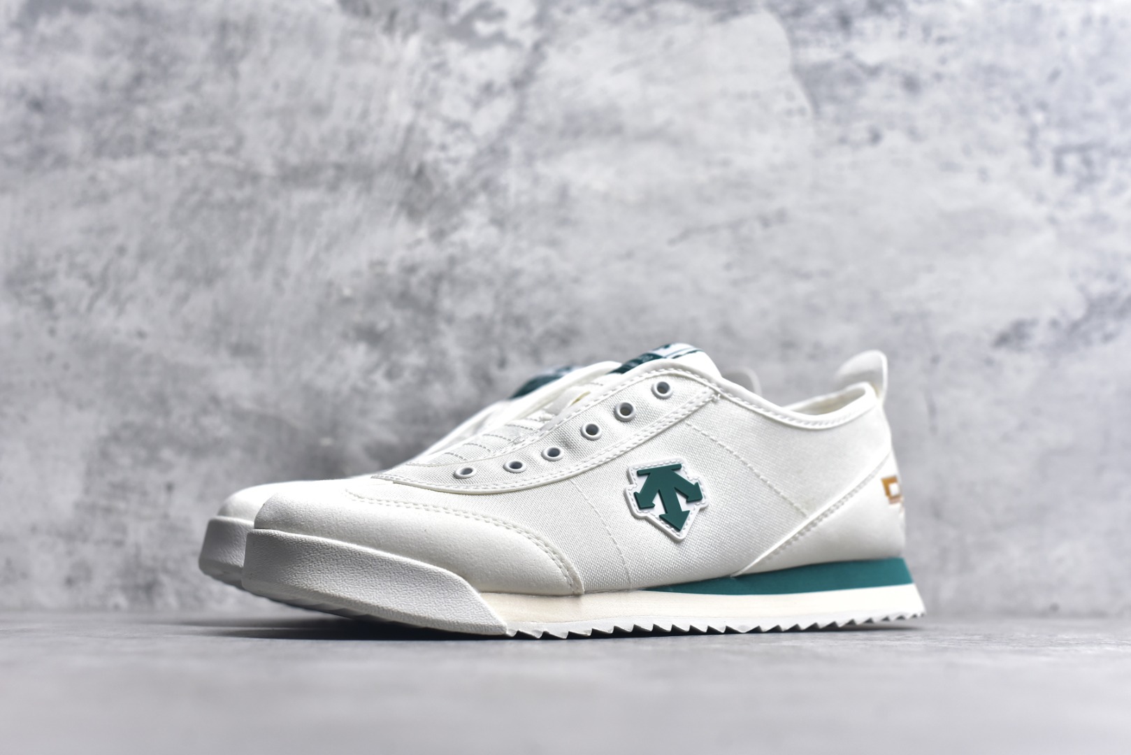 图片[2]-#DESCENTE Sport Style Chron Racer迪桑特舒适百搭防滑耐磨低帮生活休闲鞋 是一款集复古与现代于一体的低帮跑步鞋 简洁的牛皮鞋面不仅彰显出时尚的质感 还适用于多种场合的穿搭 这款鞋子的透气性能极佳 轻质弹性鞋底则提供了良好的舒适度和耐磨性 使你在行走或跑步时都能感受到脚底的柔软与支撑 尺码：36 36.5 37.5 38 38.5 39 40 40.5 41 42 42.5 43 44 44.5 45-选品中心