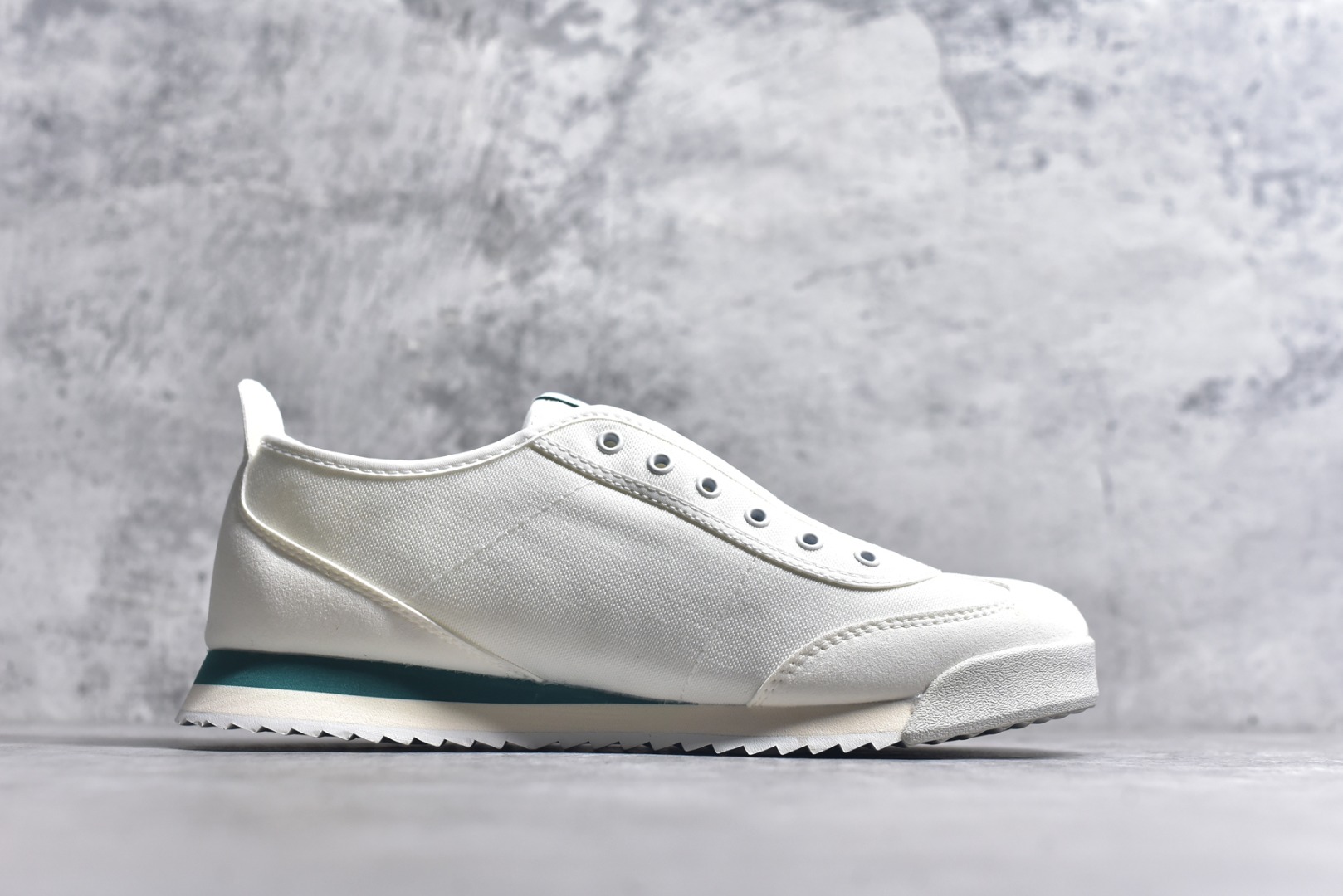 图片[3]-#DESCENTE Sport Style Chron Racer迪桑特舒适百搭防滑耐磨低帮生活休闲鞋 是一款集复古与现代于一体的低帮跑步鞋 简洁的牛皮鞋面不仅彰显出时尚的质感 还适用于多种场合的穿搭 这款鞋子的透气性能极佳 轻质弹性鞋底则提供了良好的舒适度和耐磨性 使你在行走或跑步时都能感受到脚底的柔软与支撑 尺码：36 36.5 37.5 38 38.5 39 40 40.5 41 42 42.5 43 44 44.5 45-选品中心