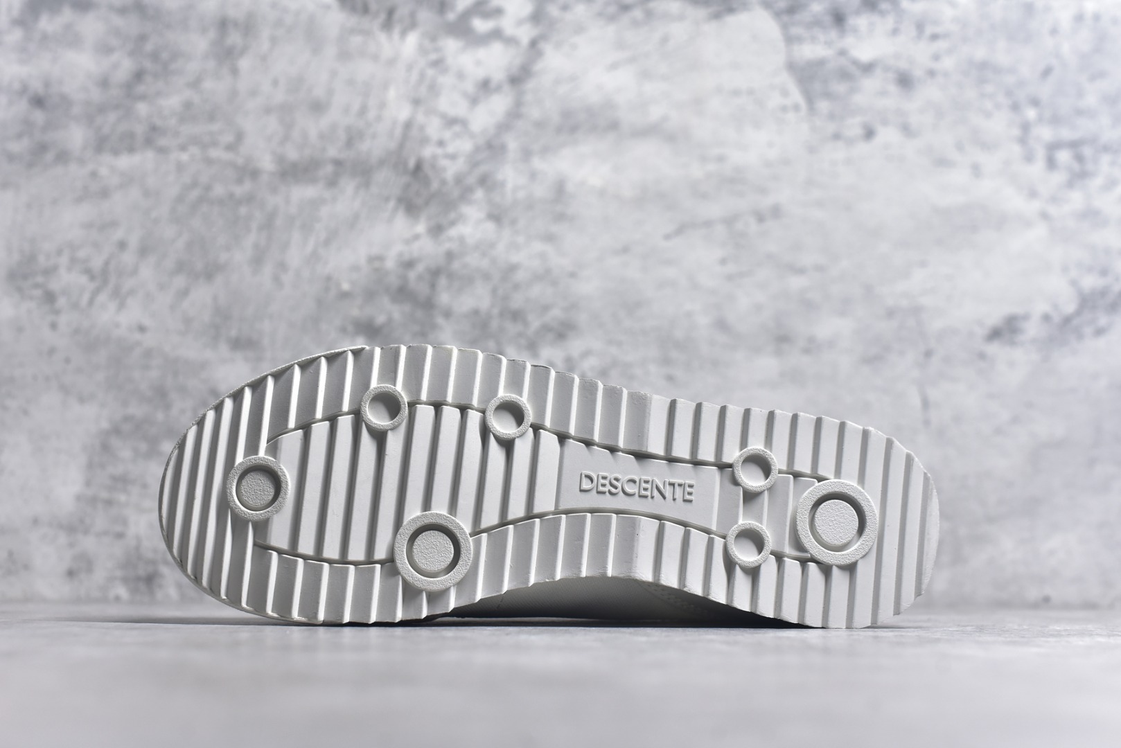 图片[6]-#DESCENTE Sport Style Chron Racer迪桑特舒适百搭防滑耐磨低帮生活休闲鞋 是一款集复古与现代于一体的低帮跑步鞋 简洁的牛皮鞋面不仅彰显出时尚的质感 还适用于多种场合的穿搭 这款鞋子的透气性能极佳 轻质弹性鞋底则提供了良好的舒适度和耐磨性 使你在行走或跑步时都能感受到脚底的柔软与支撑 尺码：36 36.5 37.5 38 38.5 39 40 40.5 41 42 42.5 43 44 44.5 45-选品中心