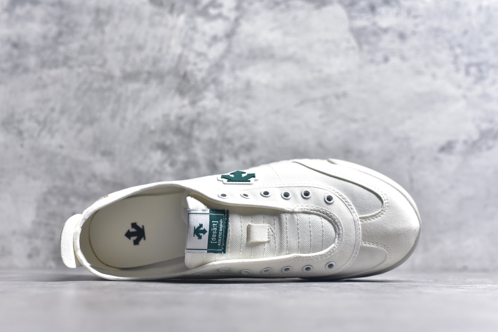 图片[4]-#DESCENTE Sport Style Chron Racer迪桑特舒适百搭防滑耐磨低帮生活休闲鞋 是一款集复古与现代于一体的低帮跑步鞋 简洁的牛皮鞋面不仅彰显出时尚的质感 还适用于多种场合的穿搭 这款鞋子的透气性能极佳 轻质弹性鞋底则提供了良好的舒适度和耐磨性 使你在行走或跑步时都能感受到脚底的柔软与支撑 尺码：36 36.5 37.5 38 38.5 39 40 40.5 41 42 42.5 43 44 44.5 45-选品中心