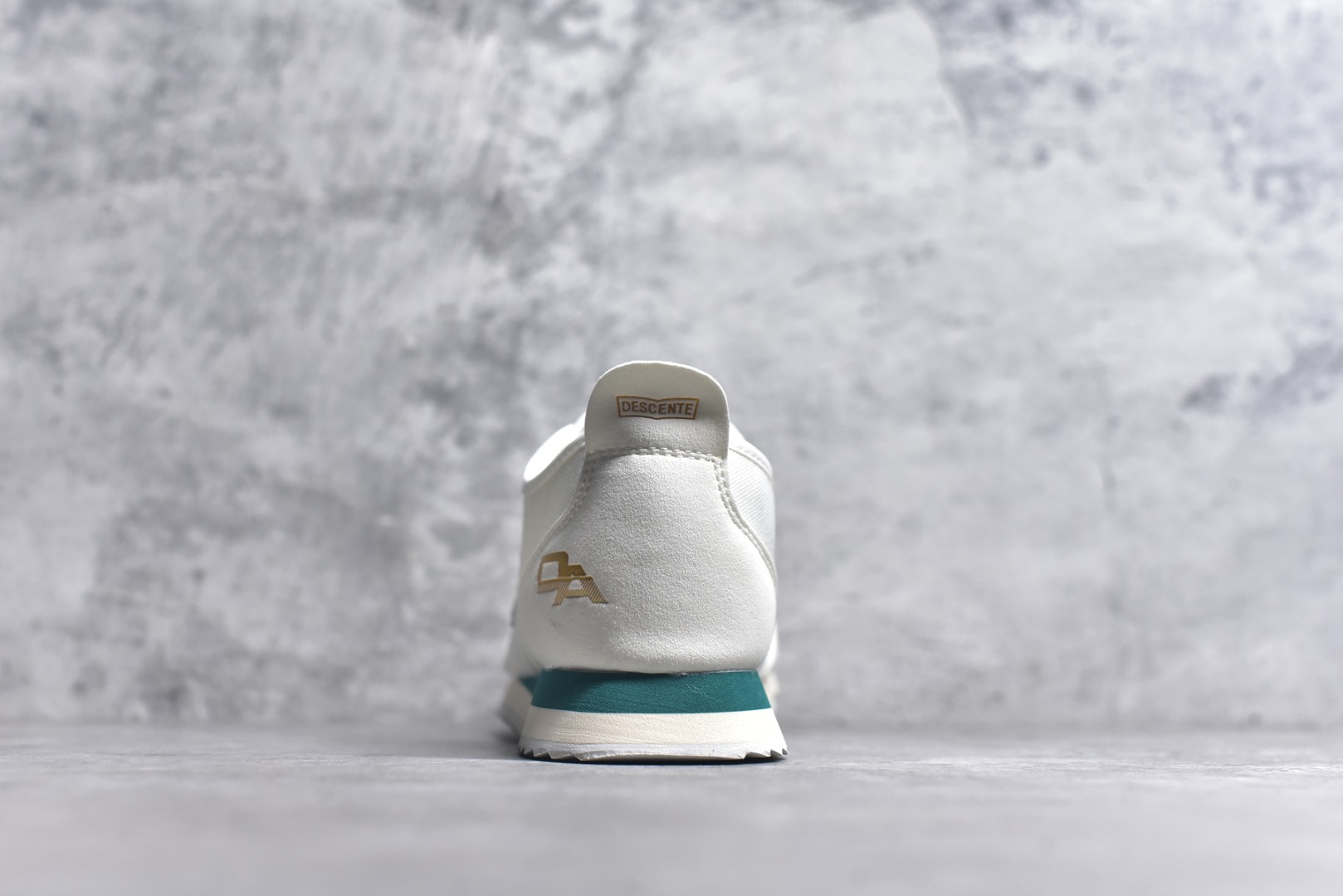 图片[5]-#DESCENTE Sport Style Chron Racer迪桑特舒适百搭防滑耐磨低帮生活休闲鞋 是一款集复古与现代于一体的低帮跑步鞋 简洁的牛皮鞋面不仅彰显出时尚的质感 还适用于多种场合的穿搭 这款鞋子的透气性能极佳 轻质弹性鞋底则提供了良好的舒适度和耐磨性 使你在行走或跑步时都能感受到脚底的柔软与支撑 尺码：36 36.5 37.5 38 38.5 39 40 40.5 41 42 42.5 43 44 44.5 45-选品中心