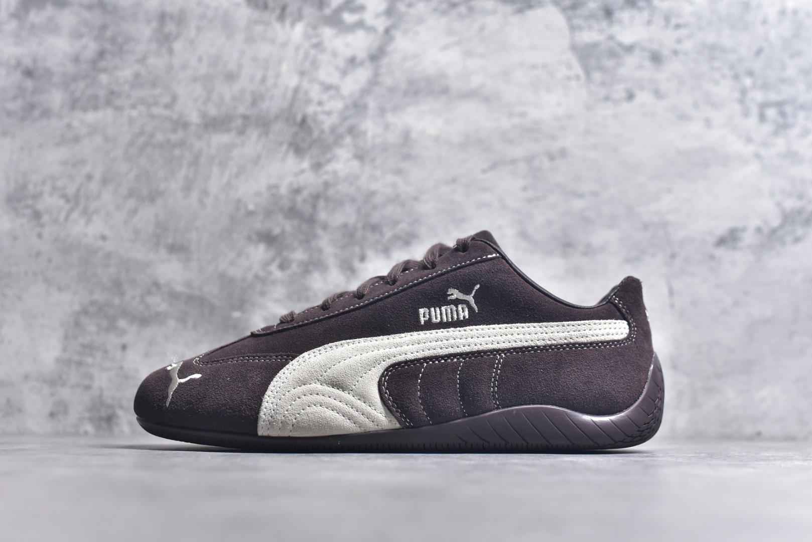 #Ferrari x Puma Speedcet 联名彪马低帮复古运动休闲赛车跑鞋 以趣味十足又前卫复古的设计引领潮流，将赛道精神融入街头时尚，开启前卫竞速之旅。融入经典配色，主打前卫复古风。鞋款的鞋侧以复古的流线造型，缀以经典Logo，巧妙吸睛；麂皮+网眼融合舒适鞋面，赋予了独特的个性美学，演绎赛车的无尽能量。 货号：403903-01 尺码：36 37 37.5 38 38.5 39 40 40.5 41 42 42.5 43 44 45-选品中心