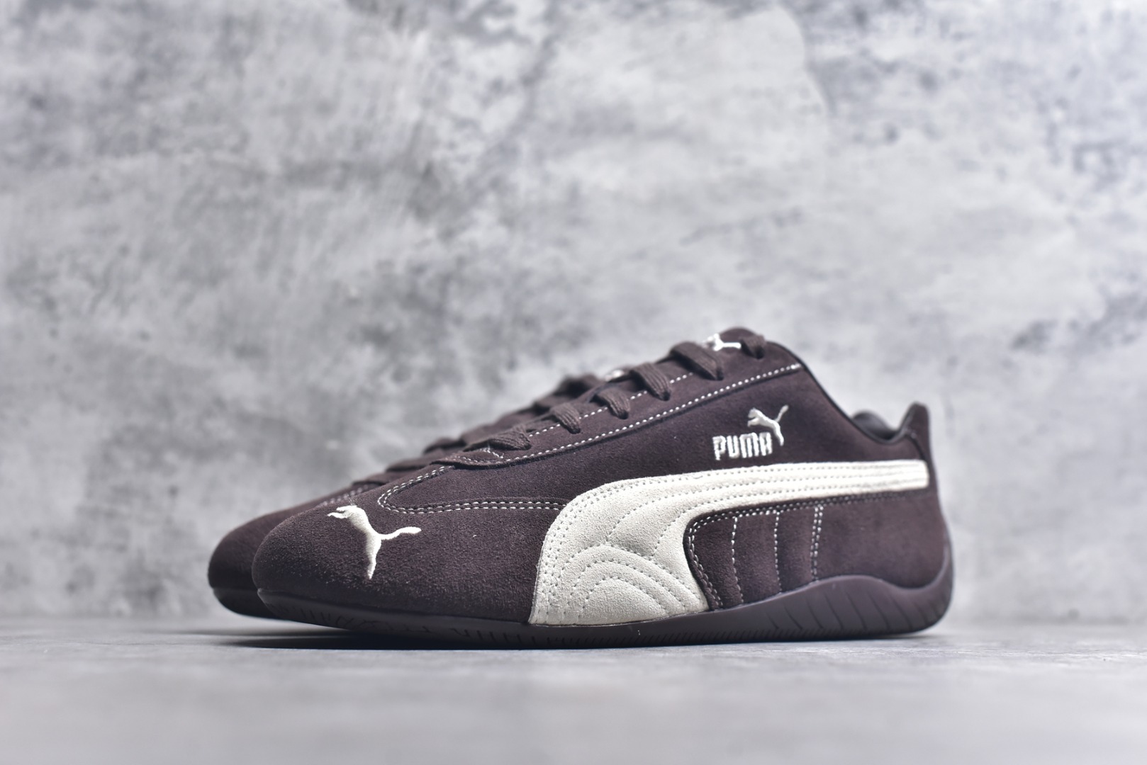 图片[2]-#Ferrari x Puma Speedcet 联名彪马低帮复古运动休闲赛车跑鞋 以趣味十足又前卫复古的设计引领潮流，将赛道精神融入街头时尚，开启前卫竞速之旅。融入经典配色，主打前卫复古风。鞋款的鞋侧以复古的流线造型，缀以经典Logo，巧妙吸睛；麂皮+网眼融合舒适鞋面，赋予了独特的个性美学，演绎赛车的无尽能量。 货号：403903-01 尺码：36 37 37.5 38 38.5 39 40 40.5 41 42 42.5 43 44 45-选品中心