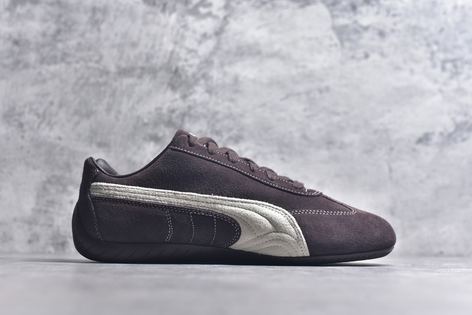图片[3]-#Ferrari x Puma Speedcet 联名彪马低帮复古运动休闲赛车跑鞋 以趣味十足又前卫复古的设计引领潮流，将赛道精神融入街头时尚，开启前卫竞速之旅。融入经典配色，主打前卫复古风。鞋款的鞋侧以复古的流线造型，缀以经典Logo，巧妙吸睛；麂皮+网眼融合舒适鞋面，赋予了独特的个性美学，演绎赛车的无尽能量。 货号：403903-01 尺码：36 37 37.5 38 38.5 39 40 40.5 41 42 42.5 43 44 45-选品中心