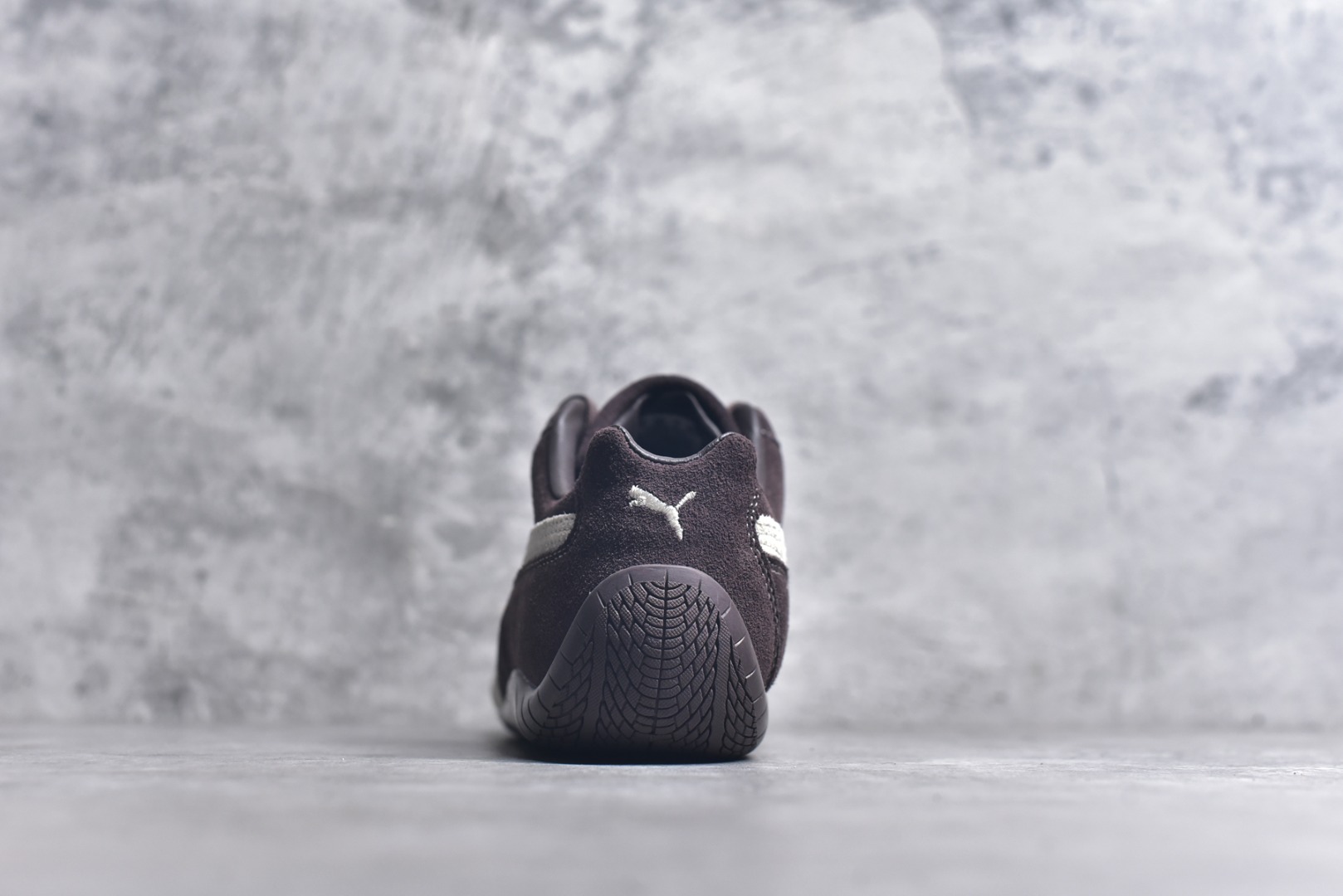 图片[5]-#Ferrari x Puma Speedcet 联名彪马低帮复古运动休闲赛车跑鞋 以趣味十足又前卫复古的设计引领潮流，将赛道精神融入街头时尚，开启前卫竞速之旅。融入经典配色，主打前卫复古风。鞋款的鞋侧以复古的流线造型，缀以经典Logo，巧妙吸睛；麂皮+网眼融合舒适鞋面，赋予了独特的个性美学，演绎赛车的无尽能量。 货号：403903-01 尺码：36 37 37.5 38 38.5 39 40 40.5 41 42 42.5 43 44 45-选品中心