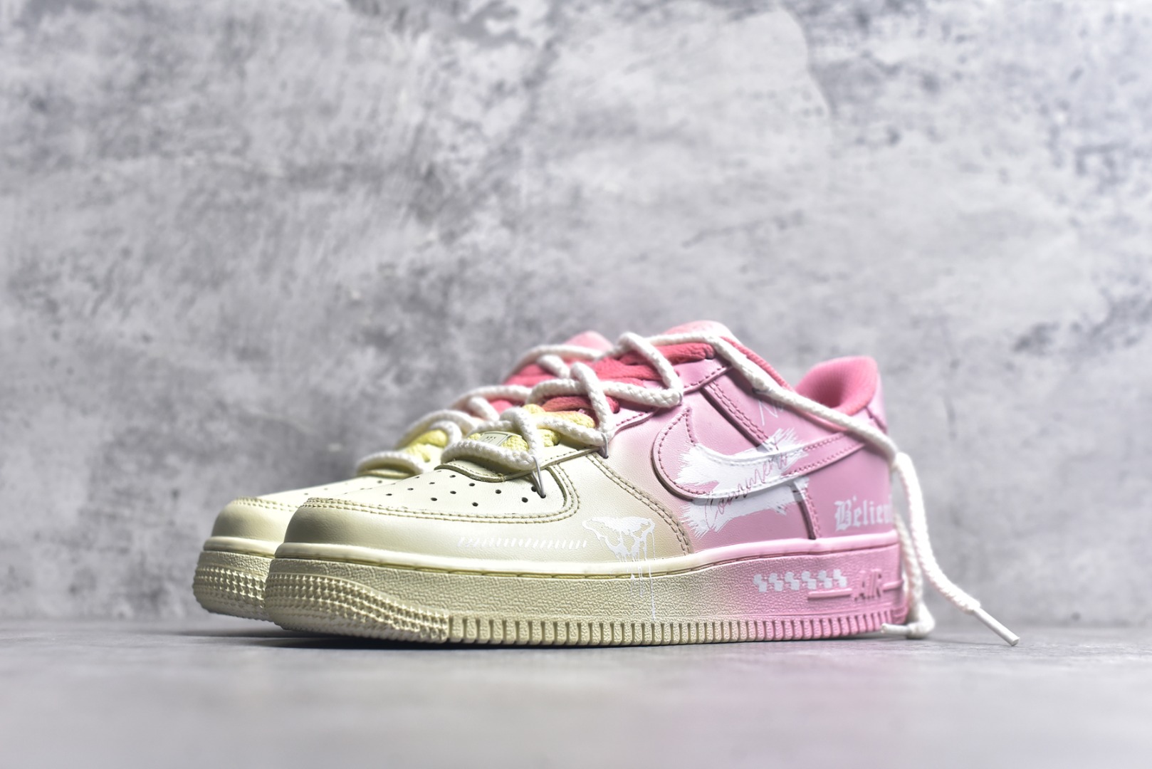 图片[2]-#Nike Air Force 1\’07 Low \”Purple Butterfly\” 手绘涂鸦 粉黄信仰 空军一号低帮休闲板鞋 QR2032-520 #在奇妙的想象世界里，粉黄信仰悄然诞生。粉色，象征着甜美、纯真与温柔，如同春日里绽放的烂漫花朵，带来温暖与美好；黄色，代表着光明、希望与活力，仿若那耀眼的太阳，驱散黑暗，给予人们前行的力量 尺码：36 36.5 37.5 38 38.5 39 40 40.5 41 42 42.5 43 44 44.5 45 9.D4-选品中心