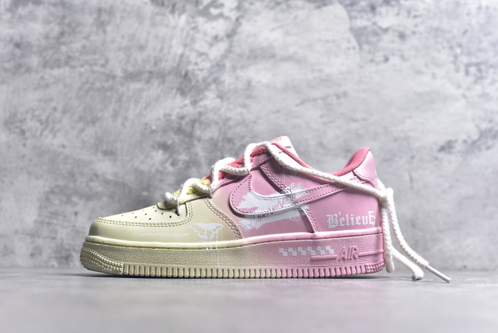 #Nike Air Force 1\’07 Low \”Purple Butterfly\” 手绘涂鸦 粉黄信仰 空军一号低帮休闲板鞋 QR2032-520 #在奇妙的想象世界里，粉黄信仰悄然诞生。粉色，象征着甜美、纯真与温柔，如同春日里绽放的烂漫花朵，带来温暖与美好；黄色，代表着光明、希望与活力，仿若那耀眼的太阳，驱散黑暗，给予人们前行的力量 尺码：36 36.5 37.5 38 38.5 39 40 40.5 41 42 42.5 43 44 44.5 45 9.D4-选品中心