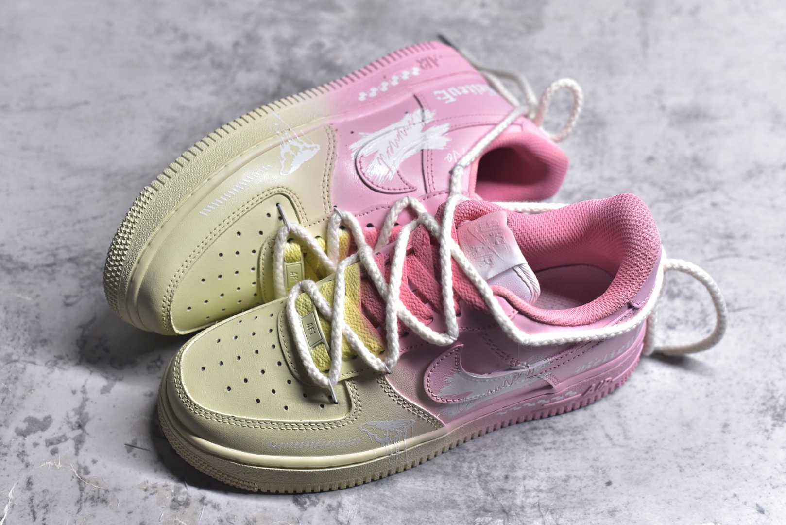 图片[7]-#Nike Air Force 1\’07 Low \”Purple Butterfly\” 手绘涂鸦 粉黄信仰 空军一号低帮休闲板鞋 QR2032-520 #在奇妙的想象世界里，粉黄信仰悄然诞生。粉色，象征着甜美、纯真与温柔，如同春日里绽放的烂漫花朵，带来温暖与美好；黄色，代表着光明、希望与活力，仿若那耀眼的太阳，驱散黑暗，给予人们前行的力量 尺码：36 36.5 37.5 38 38.5 39 40 40.5 41 42 42.5 43 44 44.5 45 9.D4-选品中心