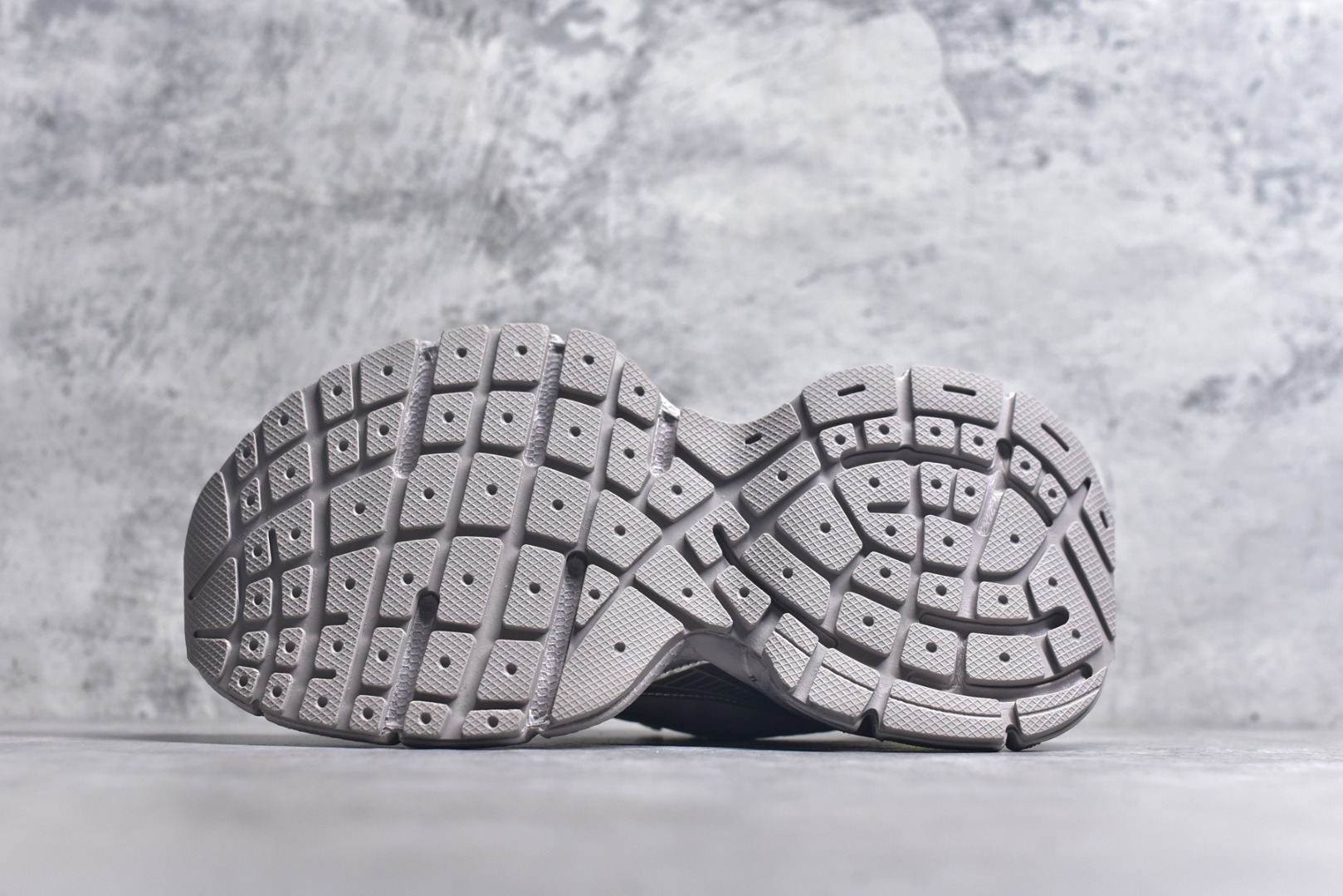 图片[6]-#Balenciaga巴黎世家 3XL 泥色格子布 全套原纸板楦头开发 最原汁原味的灵魂版型 原盒原配 正确字体电绣 粗细、位置、大小正确 侧边TPU 透气孔匹配意产原版 正确分离大底 TPU软底 原版一致大底LOGO 立体感十足 原厂皮料水洗做旧 货号：734734 WXLCR 2077 尺码：35 36 37 38 39 40 41 42 43 44 45 46-选品中心