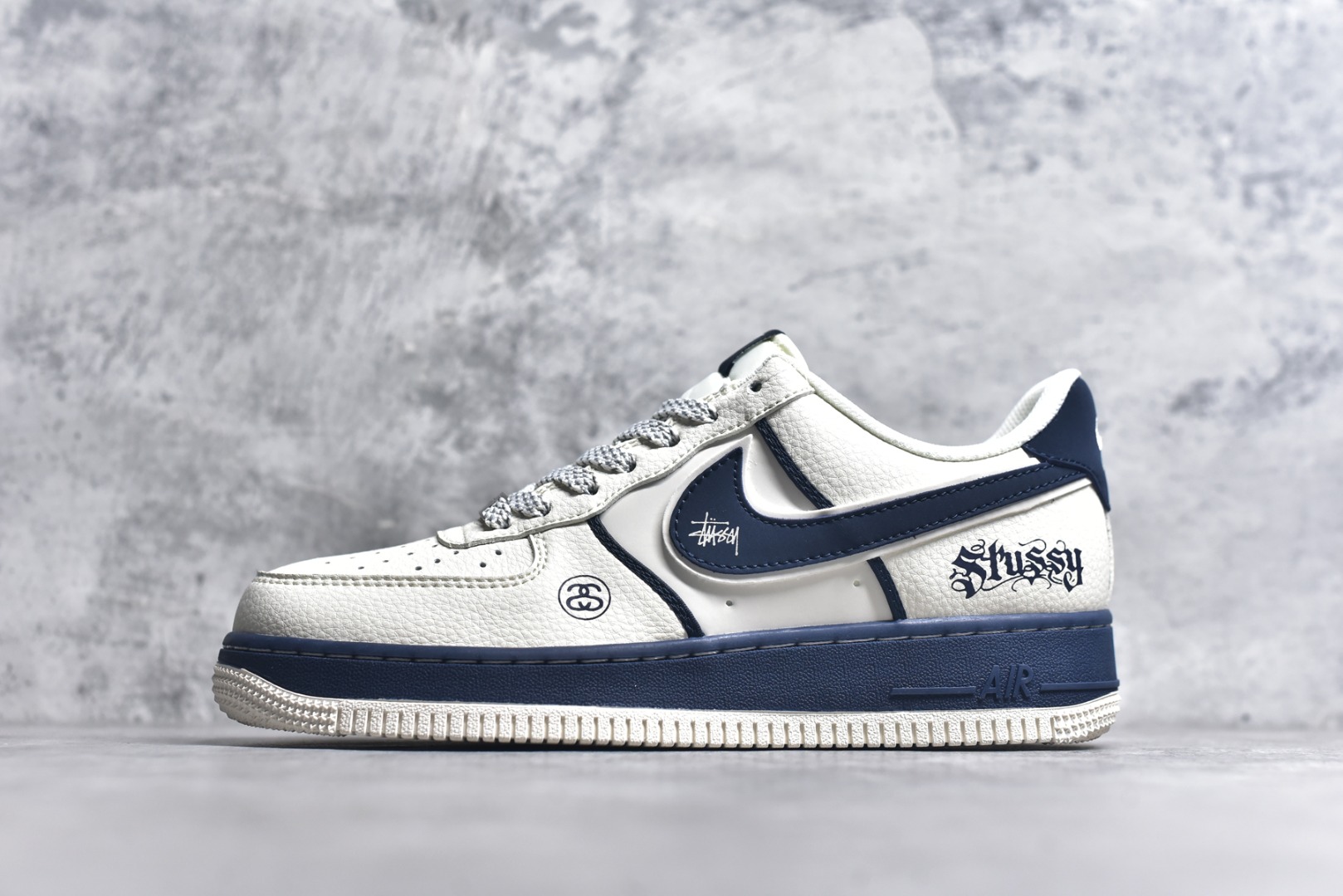 #Nike Air Force 1\’07 Low 斯图西联名 双拼米蓝 空军一号低帮休闲板鞋 QW5836-009 #原楦头原纸板 原装鞋盒 定制五金配件 内置全掌气垫 原厂鞋底 尺码：36 36.5 37.5 38 38.5 39 40 40.5 41 42 42.5 43 44 44.5 45 9.D4-选品中心