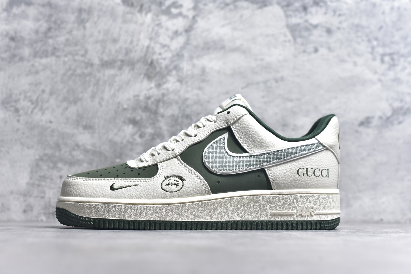 #Nike Air Force 1\’07 Low 古驰联名 橄榄绿鬼脸 空军一号低帮休闲板鞋 KK1988-095 #原楦头原纸板 原装鞋盒 定制五金配件 内置全掌气垫 原厂鞋底 尺码：36 36.5 37.5 38 38.5 39 40 40.5 41 42 42.5 43 44 44.5 45 9.D4-选品中心