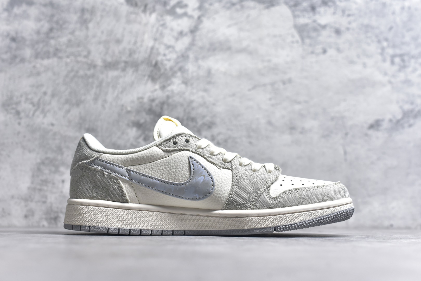 图片[3]-#Travis Scott x Fragment Design x Air Jordan 1 Low OG SP AJ1 乔1 古驰联名 烟灰帆布 低帮文化休闲板鞋 XS7089-604 #多方联名合作融合了Travis Scott 独特的音乐风格，藤原浩个性的设计风格以及Jordan品牌的经典元素 使其成为一双具有独特身份和价值的鞋子 清新而立体的外观加上联名标识更突出了其独特身份 这种配色方案显示出活力和时尚感 在视觉上引人注目 鞋身的质感和细腻的细节处理使其显得高端而格调十足 这款“倒钩”联名是设计与创意完美结合 融合多方的个性风格是一款备受瞩目的潮流鞋款 尺码：36 36.5 37.5 38 38.5 39 40 40.5 41 42 42.5 43 44 44.5 45 9.E5-选品中心