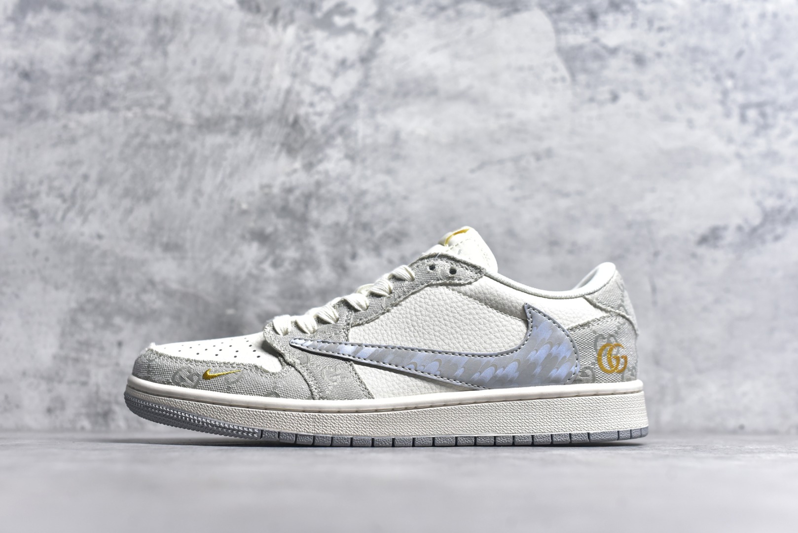 #Travis Scott x Fragment Design x Air Jordan 1 Low OG SP AJ1 乔1 古驰联名 烟灰帆布 低帮文化休闲板鞋 XS7089-604 #多方联名合作融合了Travis Scott 独特的音乐风格，藤原浩个性的设计风格以及Jordan品牌的经典元素 使其成为一双具有独特身份和价值的鞋子 清新而立体的外观加上联名标识更突出了其独特身份 这种配色方案显示出活力和时尚感 在视觉上引人注目 鞋身的质感和细腻的细节处理使其显得高端而格调十足 这款“倒钩”联名是设计与创意完美结合 融合多方的个性风格是一款备受瞩目的潮流鞋款 尺码：36 36.5 37.5 38 38.5 39 40 40.5 41 42 42.5 43 44 44.5 45 9.E5-选品中心