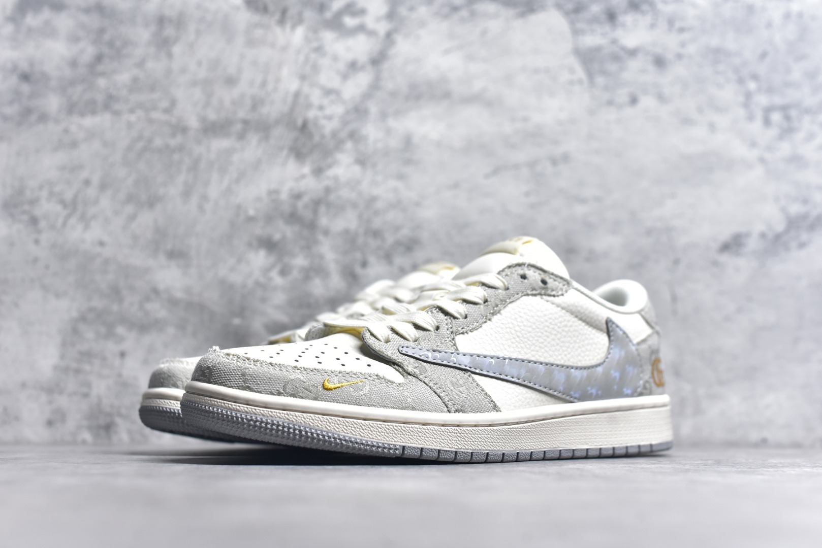 图片[2]-#Travis Scott x Fragment Design x Air Jordan 1 Low OG SP AJ1 乔1 古驰联名 烟灰帆布 低帮文化休闲板鞋 XS7089-604 #多方联名合作融合了Travis Scott 独特的音乐风格，藤原浩个性的设计风格以及Jordan品牌的经典元素 使其成为一双具有独特身份和价值的鞋子 清新而立体的外观加上联名标识更突出了其独特身份 这种配色方案显示出活力和时尚感 在视觉上引人注目 鞋身的质感和细腻的细节处理使其显得高端而格调十足 这款“倒钩”联名是设计与创意完美结合 融合多方的个性风格是一款备受瞩目的潮流鞋款 尺码：36 36.5 37.5 38 38.5 39 40 40.5 41 42 42.5 43 44 44.5 45 9.E5-选品中心