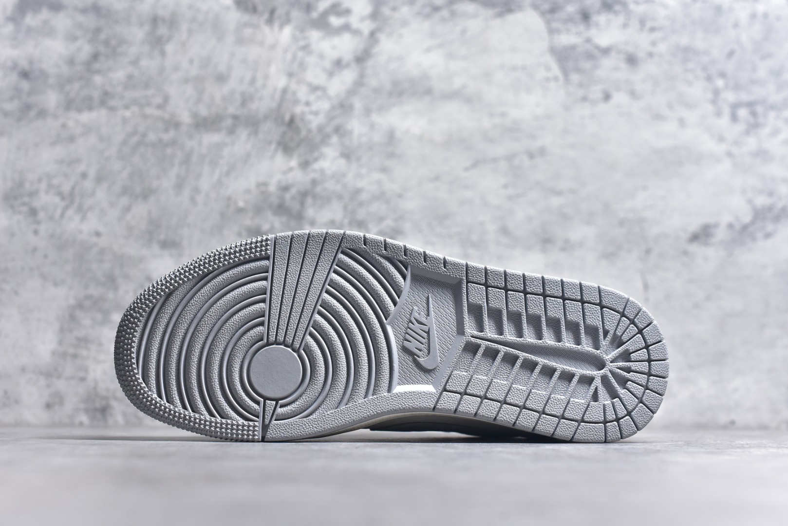 图片[6]-#Travis Scott x Fragment Design x Air Jordan 1 Low OG SP AJ1 乔1 古驰联名 烟灰帆布 低帮文化休闲板鞋 XS7089-604 #多方联名合作融合了Travis Scott 独特的音乐风格，藤原浩个性的设计风格以及Jordan品牌的经典元素 使其成为一双具有独特身份和价值的鞋子 清新而立体的外观加上联名标识更突出了其独特身份 这种配色方案显示出活力和时尚感 在视觉上引人注目 鞋身的质感和细腻的细节处理使其显得高端而格调十足 这款“倒钩”联名是设计与创意完美结合 融合多方的个性风格是一款备受瞩目的潮流鞋款 尺码：36 36.5 37.5 38 38.5 39 40 40.5 41 42 42.5 43 44 44.5 45 9.E5-选品中心