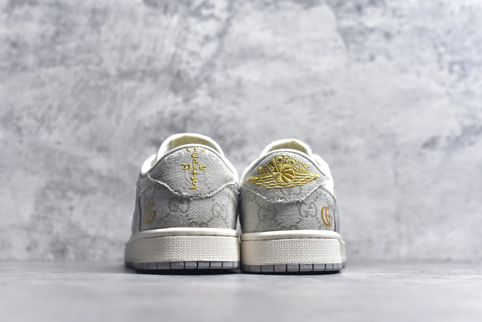 图片[5]-#Travis Scott x Fragment Design x Air Jordan 1 Low OG SP AJ1 乔1 古驰联名 烟灰帆布 低帮文化休闲板鞋 XS7089-604 #多方联名合作融合了Travis Scott 独特的音乐风格，藤原浩个性的设计风格以及Jordan品牌的经典元素 使其成为一双具有独特身份和价值的鞋子 清新而立体的外观加上联名标识更突出了其独特身份 这种配色方案显示出活力和时尚感 在视觉上引人注目 鞋身的质感和细腻的细节处理使其显得高端而格调十足 这款“倒钩”联名是设计与创意完美结合 融合多方的个性风格是一款备受瞩目的潮流鞋款 尺码：36 36.5 37.5 38 38.5 39 40 40.5 41 42 42.5 43 44 44.5 45 9.E5-选品中心