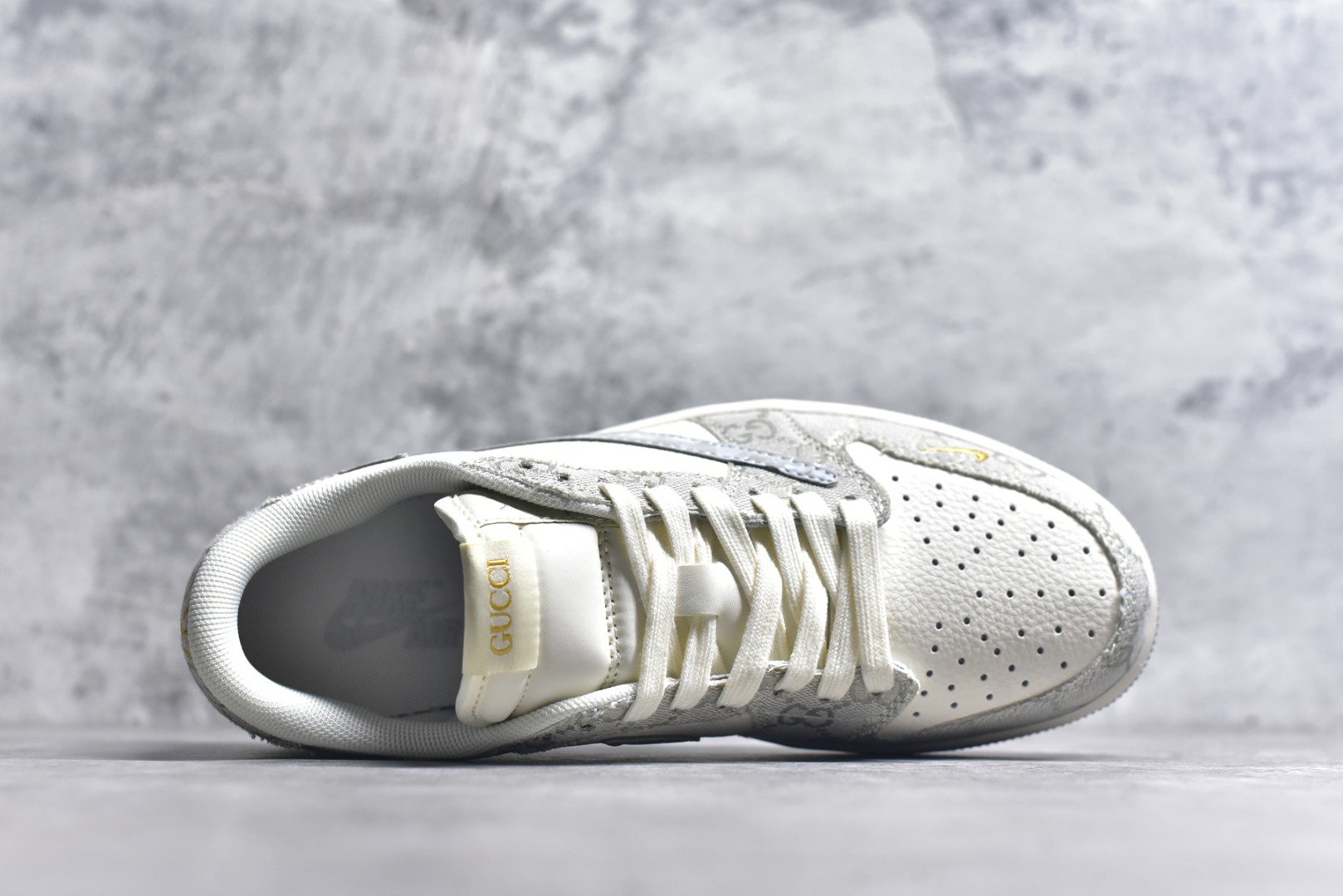 图片[4]-#Travis Scott x Fragment Design x Air Jordan 1 Low OG SP AJ1 乔1 古驰联名 烟灰帆布 低帮文化休闲板鞋 XS7089-604 #多方联名合作融合了Travis Scott 独特的音乐风格，藤原浩个性的设计风格以及Jordan品牌的经典元素 使其成为一双具有独特身份和价值的鞋子 清新而立体的外观加上联名标识更突出了其独特身份 这种配色方案显示出活力和时尚感 在视觉上引人注目 鞋身的质感和细腻的细节处理使其显得高端而格调十足 这款“倒钩”联名是设计与创意完美结合 融合多方的个性风格是一款备受瞩目的潮流鞋款 尺码：36 36.5 37.5 38 38.5 39 40 40.5 41 42 42.5 43 44 44.5 45 9.E5-选品中心