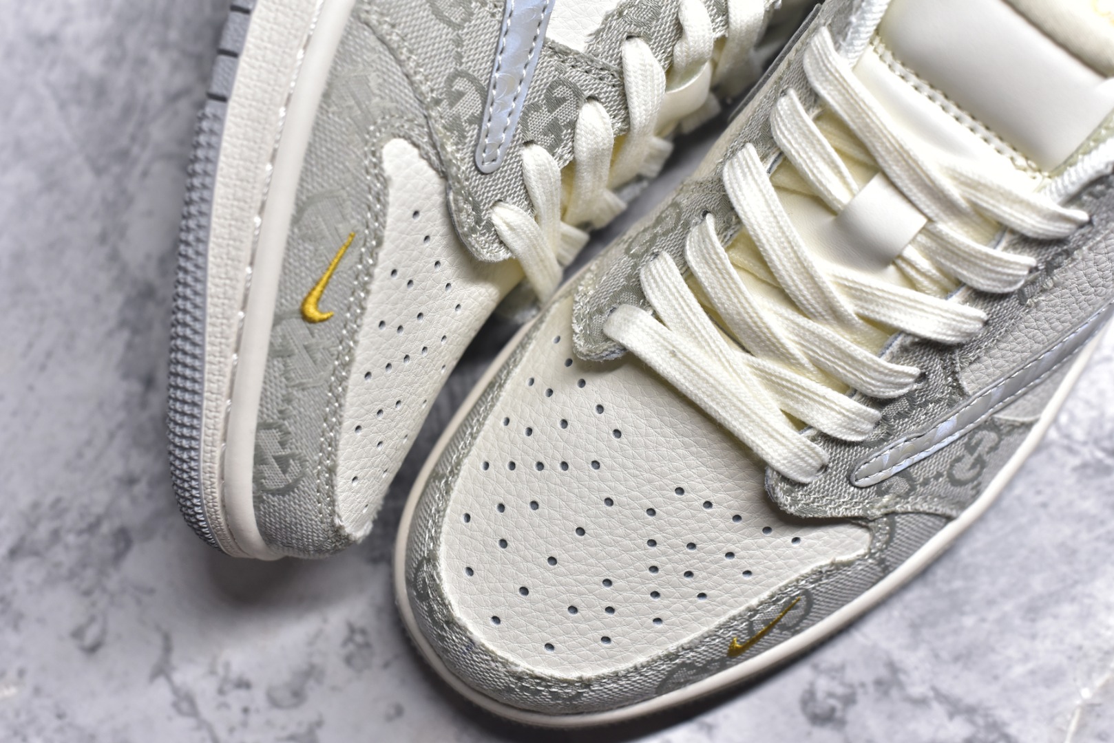 图片[8]-#Travis Scott x Fragment Design x Air Jordan 1 Low OG SP AJ1 乔1 古驰联名 烟灰帆布 低帮文化休闲板鞋 XS7089-604 #多方联名合作融合了Travis Scott 独特的音乐风格，藤原浩个性的设计风格以及Jordan品牌的经典元素 使其成为一双具有独特身份和价值的鞋子 清新而立体的外观加上联名标识更突出了其独特身份 这种配色方案显示出活力和时尚感 在视觉上引人注目 鞋身的质感和细腻的细节处理使其显得高端而格调十足 这款“倒钩”联名是设计与创意完美结合 融合多方的个性风格是一款备受瞩目的潮流鞋款 尺码：36 36.5 37.5 38 38.5 39 40 40.5 41 42 42.5 43 44 44.5 45 9.E5-选品中心