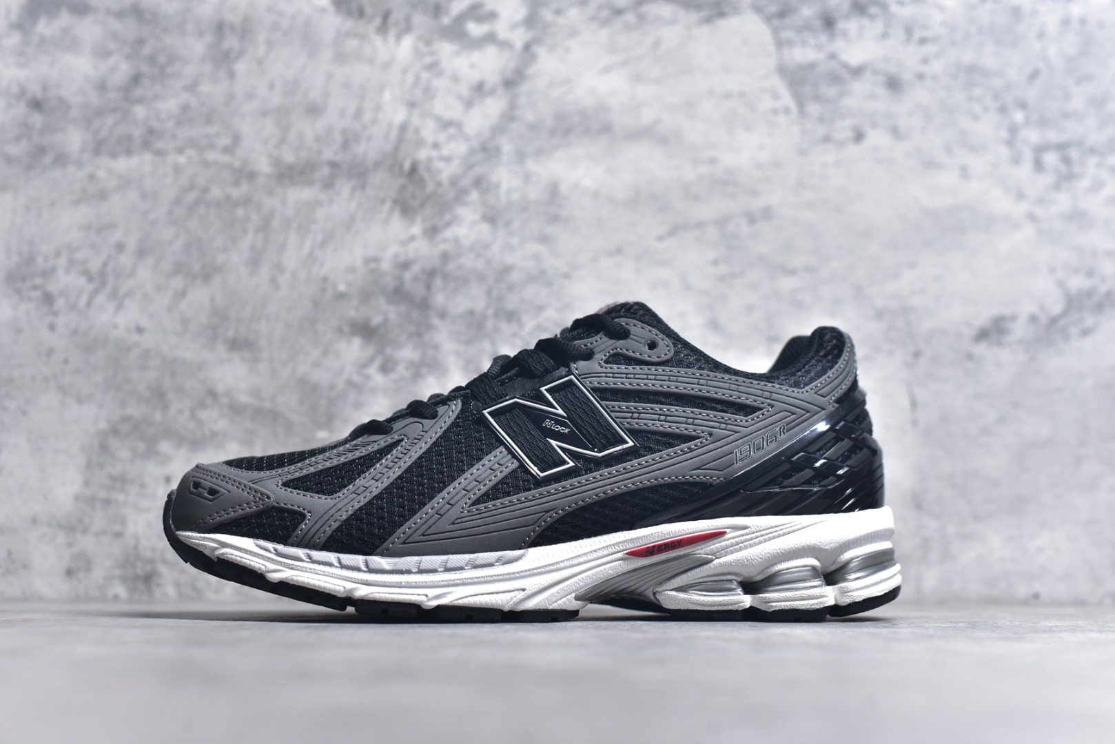 #New Balance M1906R系列 复古老爹防滑耐磨低帮 跑步鞋 男女同款 采用轻质牛剖革拼接透气网眼衬垫织物鞋面材质 T-Beam大底提供足步弓支撑 保持步态稳定 后跟搭载外露缓震胶 网眼衬垫通过不规律的色块实现做旧的美感 泛黄的鞋底更是进一步增添了复古气息 货号：U1906RCB 尺码：36 37 37.5 38 38.5 39.5 40 40.5 41.5 42 42.5 43 44 45 46.5-选品中心