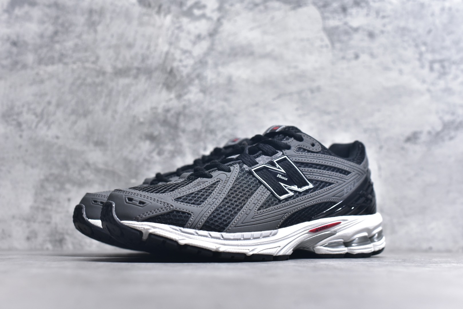 图片[2]-#New Balance M1906R系列 复古老爹防滑耐磨低帮 跑步鞋 男女同款 采用轻质牛剖革拼接透气网眼衬垫织物鞋面材质 T-Beam大底提供足步弓支撑 保持步态稳定 后跟搭载外露缓震胶 网眼衬垫通过不规律的色块实现做旧的美感 泛黄的鞋底更是进一步增添了复古气息 货号：U1906RCB 尺码：36 37 37.5 38 38.5 39.5 40 40.5 41.5 42 42.5 43 44 45 46.5-选品中心