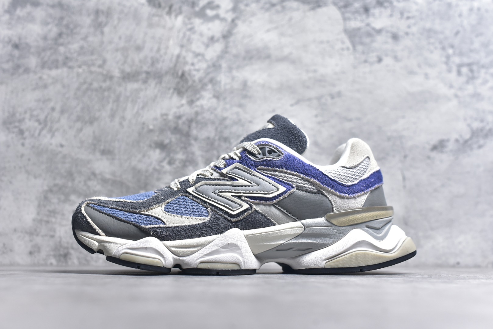 #新百伦New Balance NB9060 联名款 复古休闲运动慢跑鞋 鞋款灵感源自设计师本人对夏日的怀日回忆。鞋面大身由空间双格及磨砂鞋面拼接而生，夏日氛围拉满#采用大面积网眼以及麂皮材质覆盖鞋身，还原经典气质。搭载ABZORB避震科技，由泡沫聚酯制成，上脚可以有效减少由鞋底反弹对身体及双腿的冲击力 尺码：36 37 37.5 38 38.5 39.5 40 40.5 41.5 42 42.5 43 44 45 货号U9060NTA-选品中心