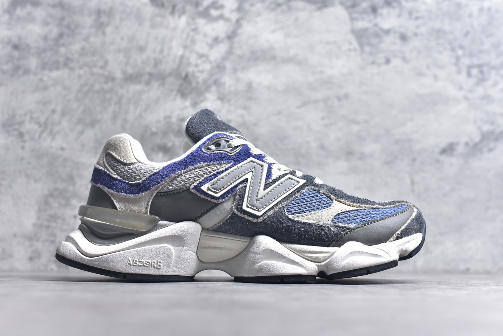图片[3]-#新百伦New Balance NB9060 联名款 复古休闲运动慢跑鞋 鞋款灵感源自设计师本人对夏日的怀日回忆。鞋面大身由空间双格及磨砂鞋面拼接而生，夏日氛围拉满#采用大面积网眼以及麂皮材质覆盖鞋身，还原经典气质。搭载ABZORB避震科技，由泡沫聚酯制成，上脚可以有效减少由鞋底反弹对身体及双腿的冲击力 尺码：36 37 37.5 38 38.5 39.5 40 40.5 41.5 42 42.5 43 44 45 货号U9060NTA-选品中心