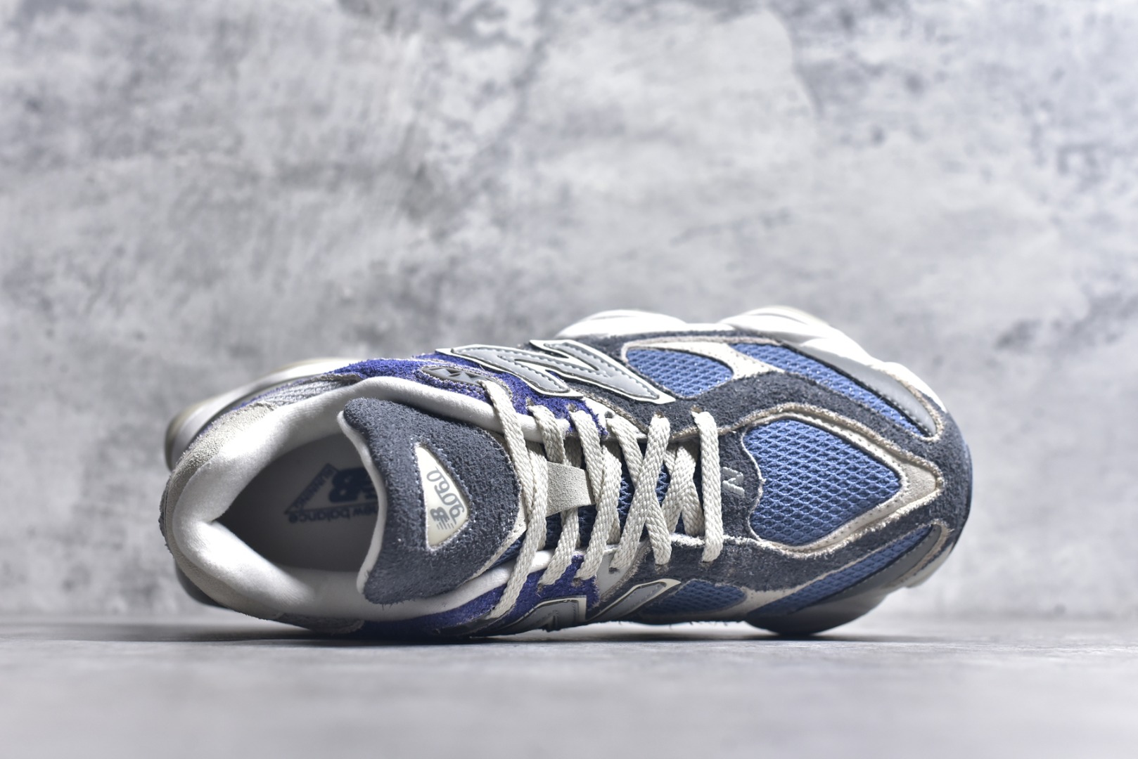 图片[4]-#新百伦New Balance NB9060 联名款 复古休闲运动慢跑鞋 鞋款灵感源自设计师本人对夏日的怀日回忆。鞋面大身由空间双格及磨砂鞋面拼接而生，夏日氛围拉满#采用大面积网眼以及麂皮材质覆盖鞋身，还原经典气质。搭载ABZORB避震科技，由泡沫聚酯制成，上脚可以有效减少由鞋底反弹对身体及双腿的冲击力 尺码：36 37 37.5 38 38.5 39.5 40 40.5 41.5 42 42.5 43 44 45 货号U9060NTA-选品中心