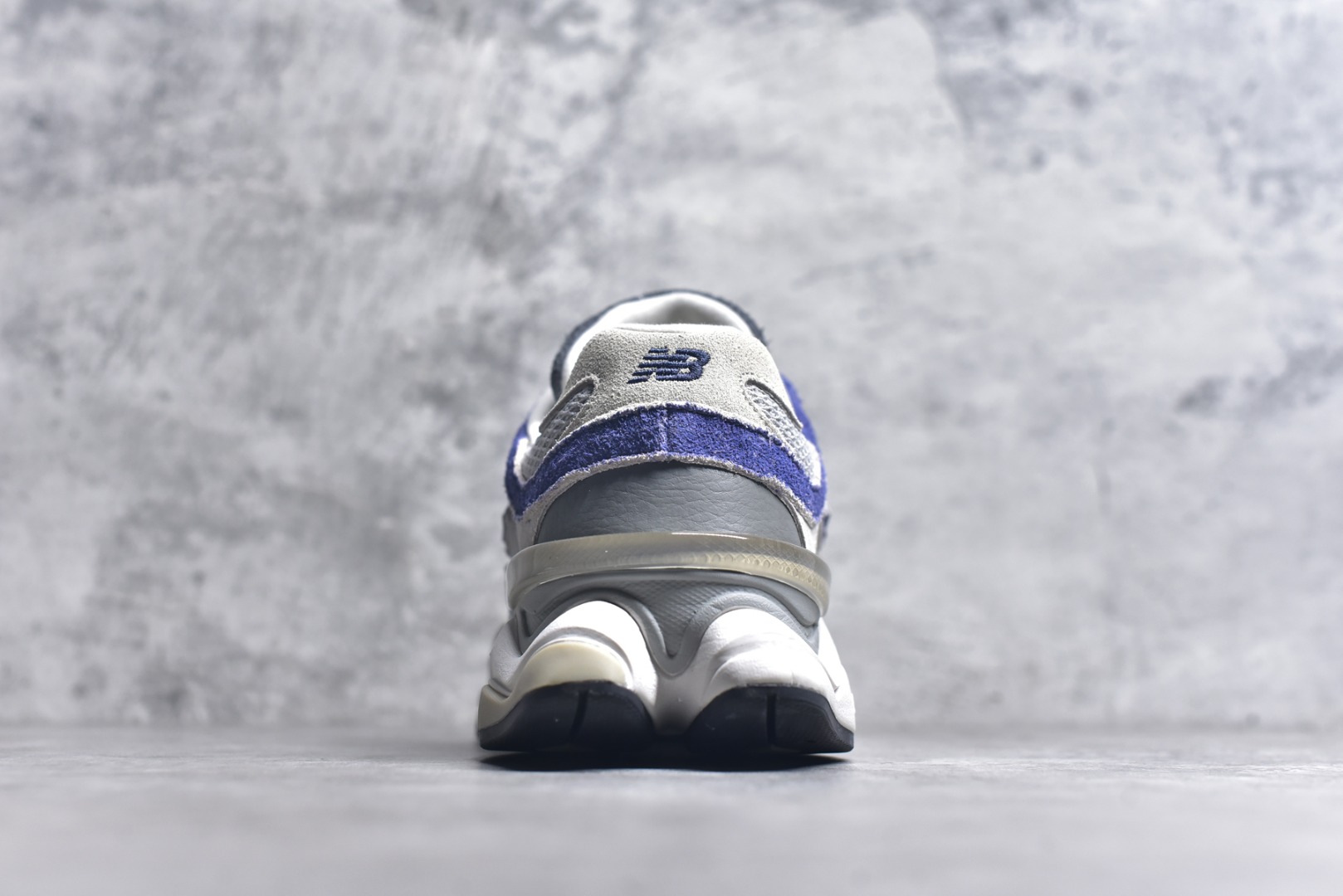 图片[5]-#新百伦New Balance NB9060 联名款 复古休闲运动慢跑鞋 鞋款灵感源自设计师本人对夏日的怀日回忆。鞋面大身由空间双格及磨砂鞋面拼接而生，夏日氛围拉满#采用大面积网眼以及麂皮材质覆盖鞋身，还原经典气质。搭载ABZORB避震科技，由泡沫聚酯制成，上脚可以有效减少由鞋底反弹对身体及双腿的冲击力 尺码：36 37 37.5 38 38.5 39.5 40 40.5 41.5 42 42.5 43 44 45 货号U9060NTA-选品中心