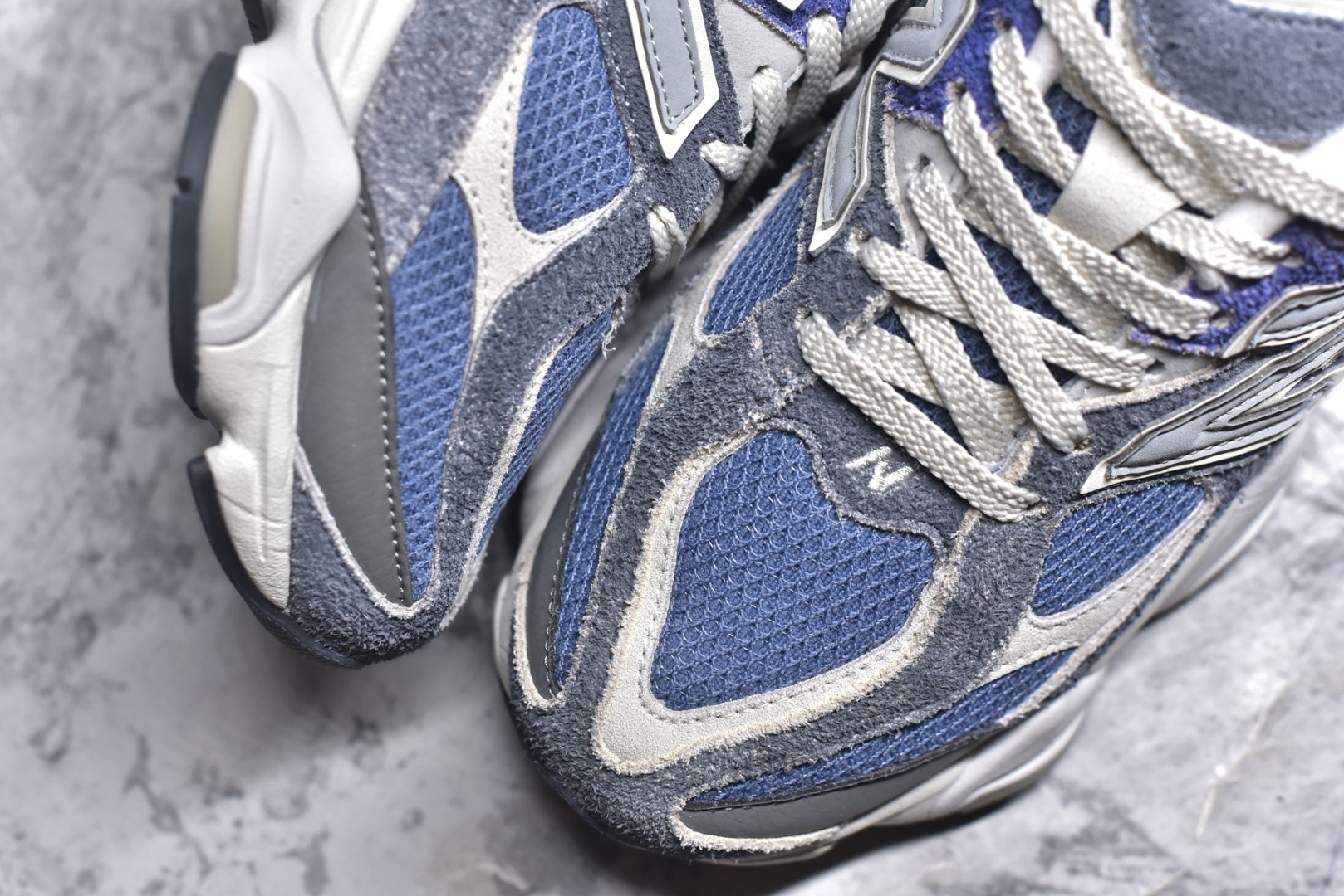 图片[8]-#新百伦New Balance NB9060 联名款 复古休闲运动慢跑鞋 鞋款灵感源自设计师本人对夏日的怀日回忆。鞋面大身由空间双格及磨砂鞋面拼接而生，夏日氛围拉满#采用大面积网眼以及麂皮材质覆盖鞋身，还原经典气质。搭载ABZORB避震科技，由泡沫聚酯制成，上脚可以有效减少由鞋底反弹对身体及双腿的冲击力 尺码：36 37 37.5 38 38.5 39.5 40 40.5 41.5 42 42.5 43 44 45 货号U9060NTA-选品中心
