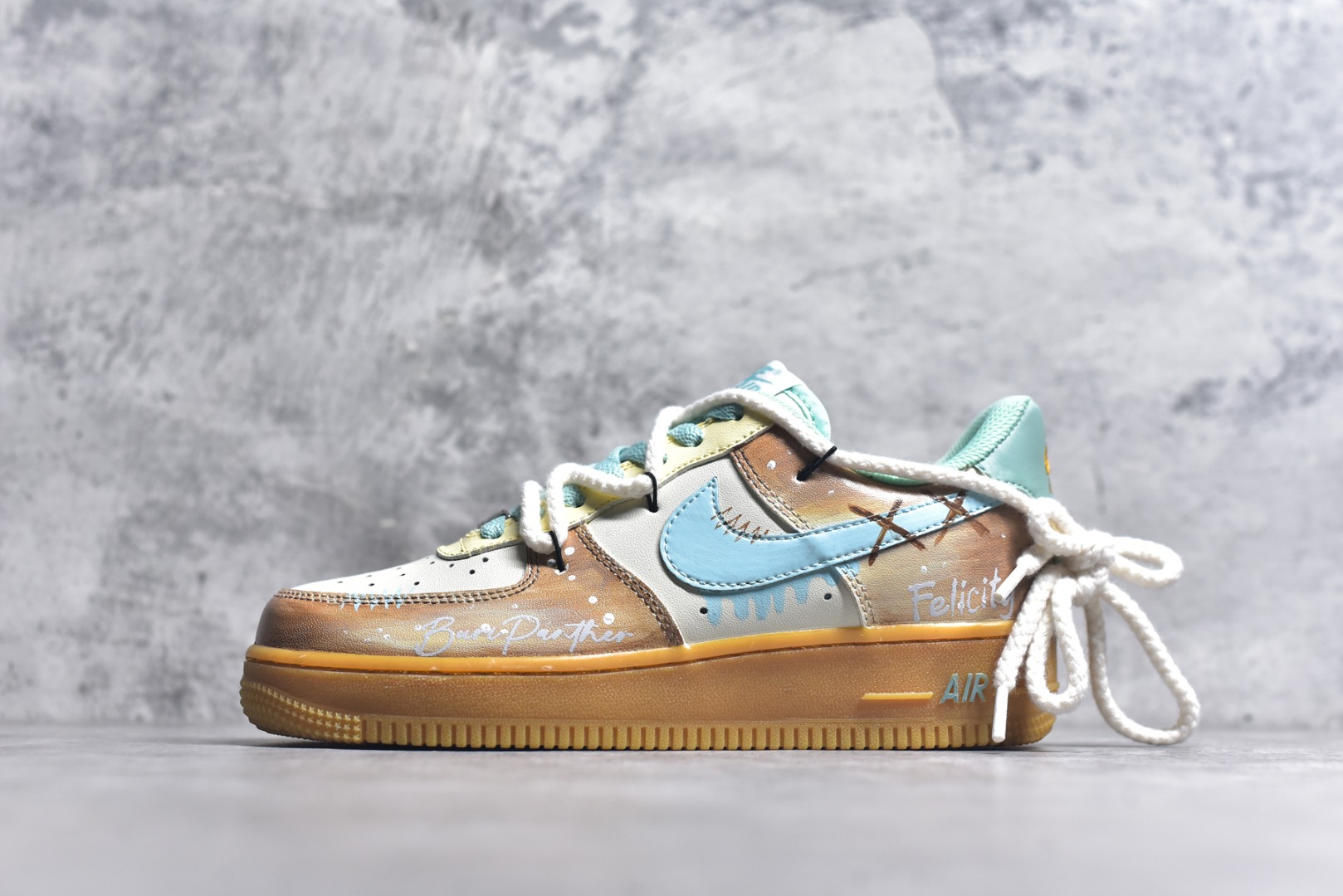 #Nike Air Force 1\’07 Low \”Mint Bubble\” 手绘涂鸦 薄荷气泡 空军一号低帮休闲板鞋 XC2351-505 #邂逅清新灵感，「薄荷气泡」 创意定制鞋款清凉登场。柔和米白为底，搭配清透薄荷绿勾勒 Swoosh 与鞋口，如同气泡水般清爽；做旧棕黄晕染鞋侧，似气泡升腾时带起的细碎光影，复古又灵动 尺码：36 36.5 37.5 38 38.5 39 40 40.5 41 42 42.5 43 44 44.5 45 9.D4-选品中心