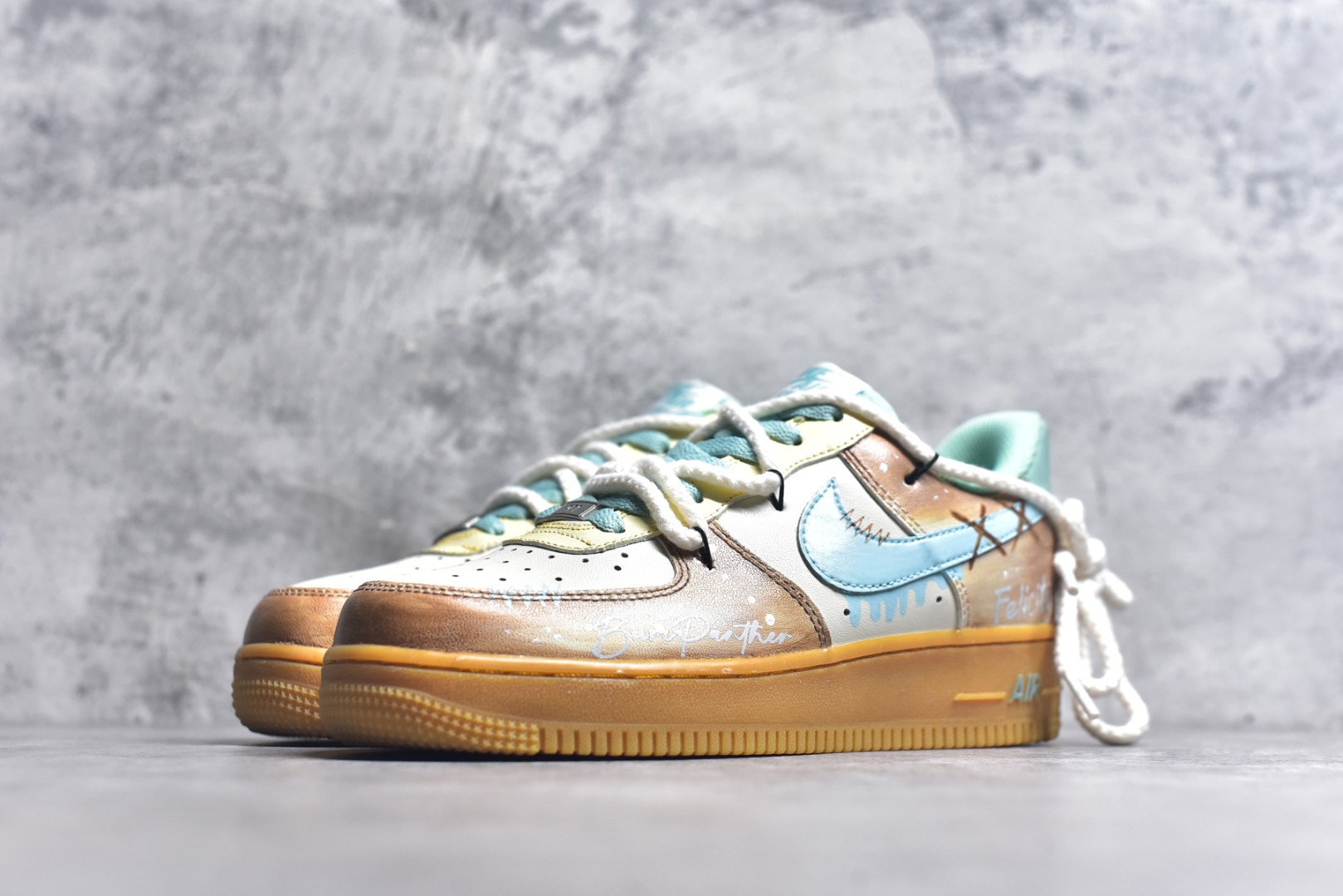 图片[2]-#Nike Air Force 1\’07 Low \”Mint Bubble\” 手绘涂鸦 薄荷气泡 空军一号低帮休闲板鞋 XC2351-505 #邂逅清新灵感，「薄荷气泡」 创意定制鞋款清凉登场。柔和米白为底，搭配清透薄荷绿勾勒 Swoosh 与鞋口，如同气泡水般清爽；做旧棕黄晕染鞋侧，似气泡升腾时带起的细碎光影，复古又灵动 尺码：36 36.5 37.5 38 38.5 39 40 40.5 41 42 42.5 43 44 44.5 45 9.D4-选品中心