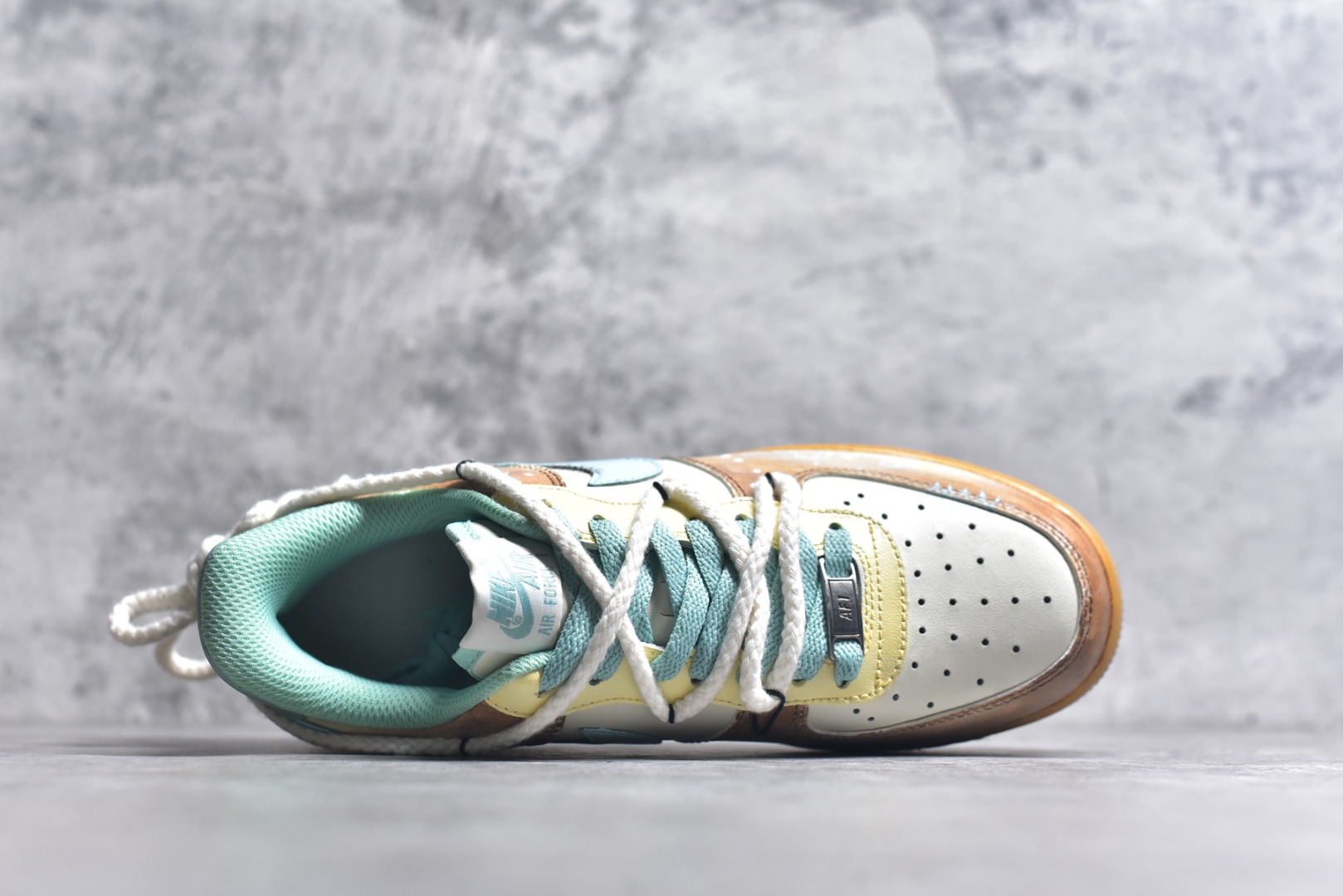 图片[4]-#Nike Air Force 1\’07 Low \”Mint Bubble\” 手绘涂鸦 薄荷气泡 空军一号低帮休闲板鞋 XC2351-505 #邂逅清新灵感，「薄荷气泡」 创意定制鞋款清凉登场。柔和米白为底，搭配清透薄荷绿勾勒 Swoosh 与鞋口，如同气泡水般清爽；做旧棕黄晕染鞋侧，似气泡升腾时带起的细碎光影，复古又灵动 尺码：36 36.5 37.5 38 38.5 39 40 40.5 41 42 42.5 43 44 44.5 45 9.D4-选品中心