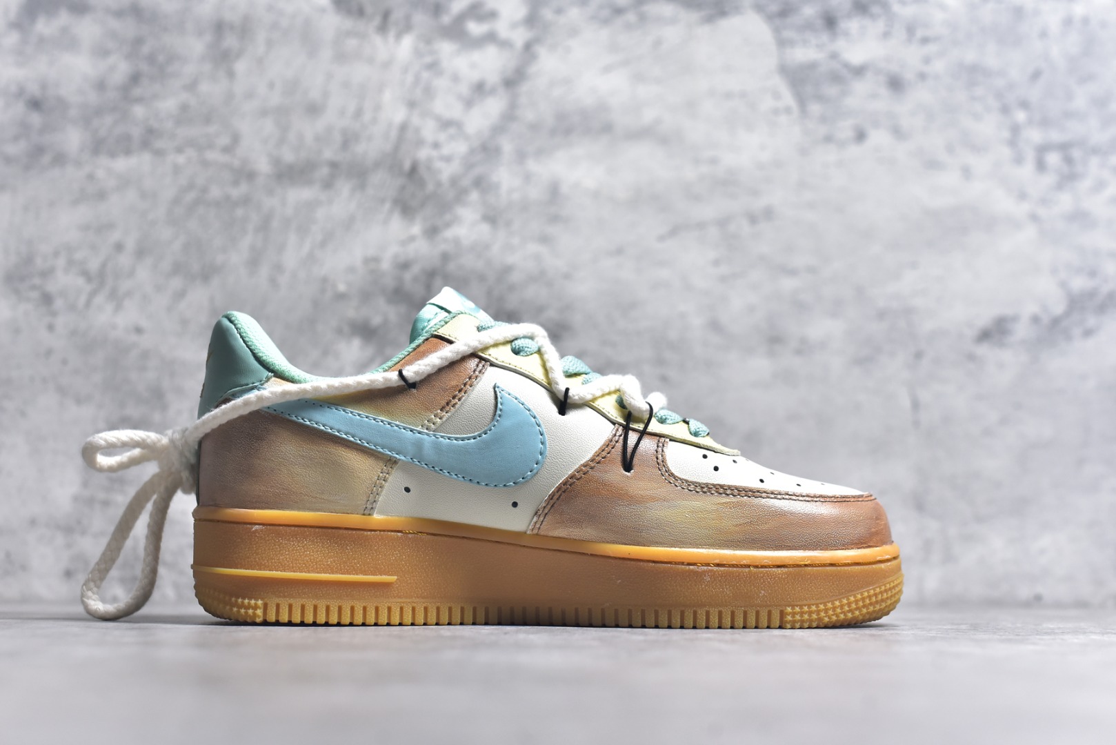 图片[3]-#Nike Air Force 1\’07 Low \”Mint Bubble\” 手绘涂鸦 薄荷气泡 空军一号低帮休闲板鞋 XC2351-505 #邂逅清新灵感，「薄荷气泡」 创意定制鞋款清凉登场。柔和米白为底，搭配清透薄荷绿勾勒 Swoosh 与鞋口，如同气泡水般清爽；做旧棕黄晕染鞋侧，似气泡升腾时带起的细碎光影，复古又灵动 尺码：36 36.5 37.5 38 38.5 39 40 40.5 41 42 42.5 43 44 44.5 45 9.D4-选品中心