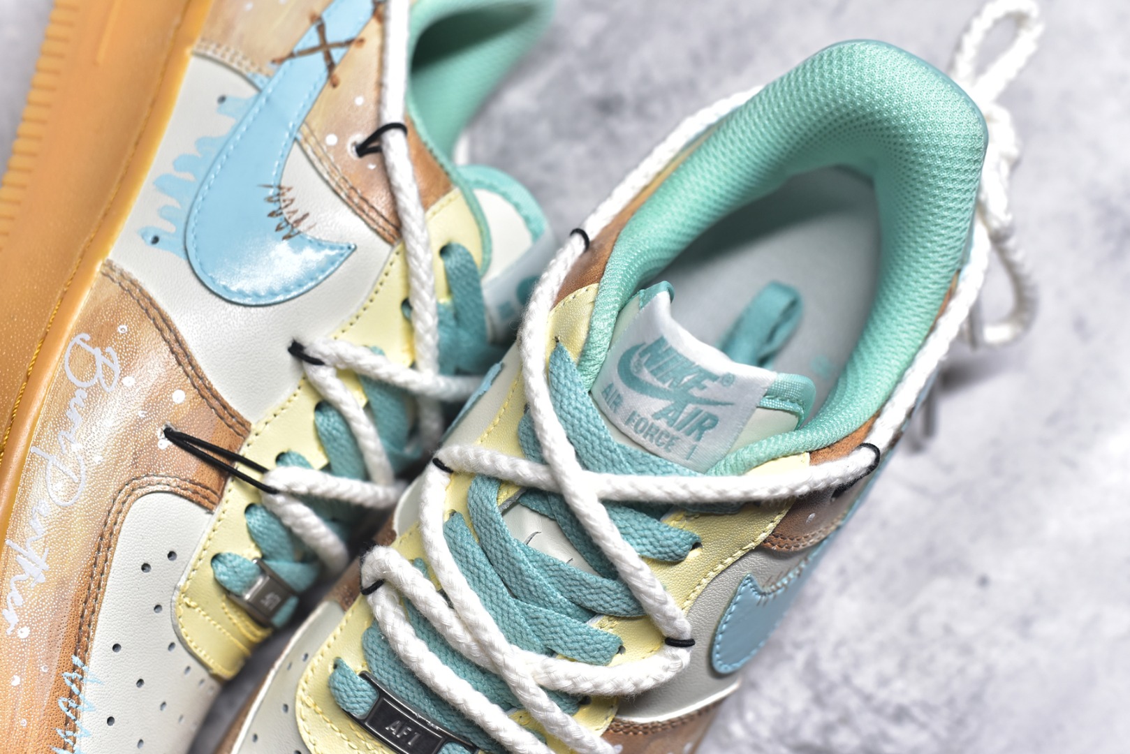 图片[9]-#Nike Air Force 1\’07 Low \”Mint Bubble\” 手绘涂鸦 薄荷气泡 空军一号低帮休闲板鞋 XC2351-505 #邂逅清新灵感，「薄荷气泡」 创意定制鞋款清凉登场。柔和米白为底，搭配清透薄荷绿勾勒 Swoosh 与鞋口，如同气泡水般清爽；做旧棕黄晕染鞋侧，似气泡升腾时带起的细碎光影，复古又灵动 尺码：36 36.5 37.5 38 38.5 39 40 40.5 41 42 42.5 43 44 44.5 45 9.D4-选品中心