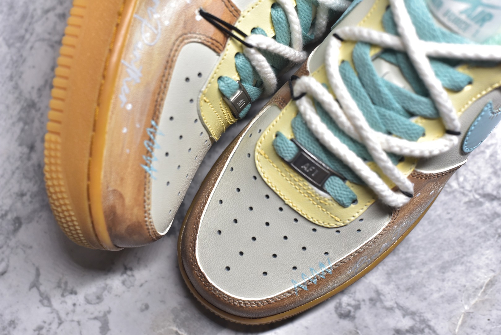 图片[8]-#Nike Air Force 1\’07 Low \”Mint Bubble\” 手绘涂鸦 薄荷气泡 空军一号低帮休闲板鞋 XC2351-505 #邂逅清新灵感，「薄荷气泡」 创意定制鞋款清凉登场。柔和米白为底，搭配清透薄荷绿勾勒 Swoosh 与鞋口，如同气泡水般清爽；做旧棕黄晕染鞋侧，似气泡升腾时带起的细碎光影，复古又灵动 尺码：36 36.5 37.5 38 38.5 39 40 40.5 41 42 42.5 43 44 44.5 45 9.D4-选品中心