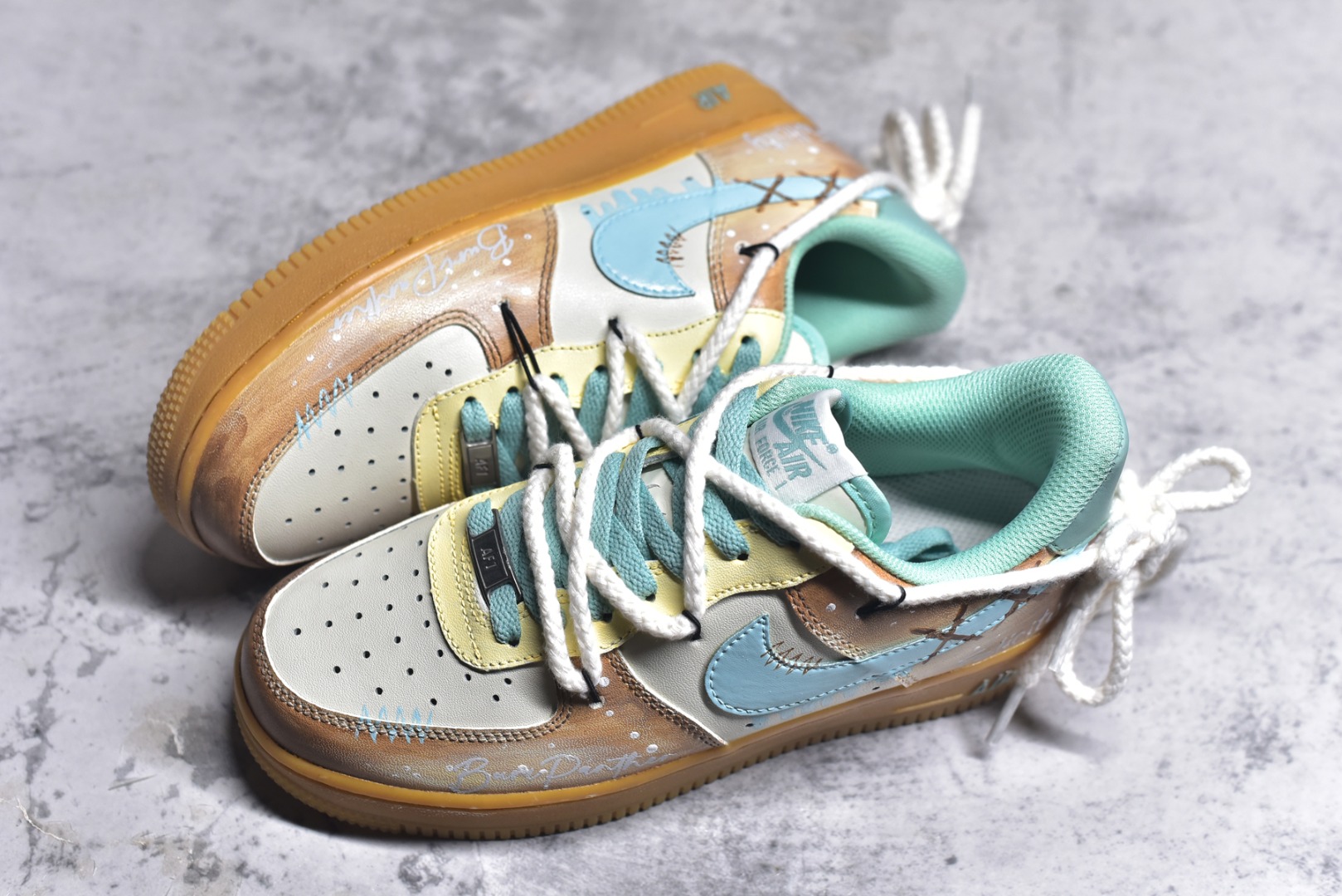 图片[7]-#Nike Air Force 1\’07 Low \”Mint Bubble\” 手绘涂鸦 薄荷气泡 空军一号低帮休闲板鞋 XC2351-505 #邂逅清新灵感，「薄荷气泡」 创意定制鞋款清凉登场。柔和米白为底，搭配清透薄荷绿勾勒 Swoosh 与鞋口，如同气泡水般清爽；做旧棕黄晕染鞋侧，似气泡升腾时带起的细碎光影，复古又灵动 尺码：36 36.5 37.5 38 38.5 39 40 40.5 41 42 42.5 43 44 44.5 45 9.D4-选品中心