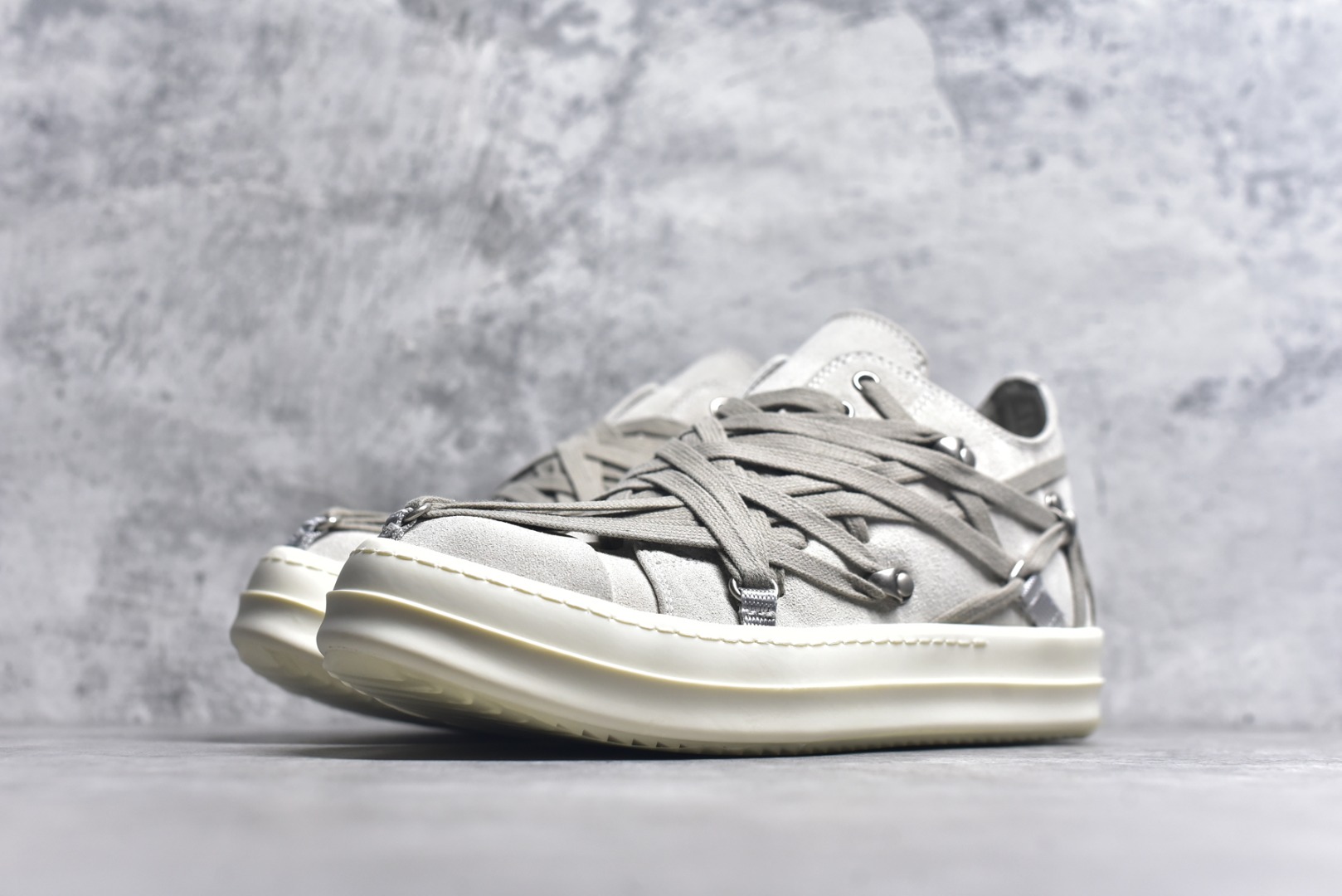 图片[2]-#大匡威米色疯狂绑带 RO / Rick Owens 瑞克·欧文斯【主线】 大匡威/低帮/经典底/疯狂绑带，米灰色 东莞原厂进口全新2025年新材质“高丝光绒感翻毛皮” 鞋带采用水染定织法工艺，高密度之下，透出光泽感！交叉❌疯狂绑带最新设计！ 内里也是全牛皮，一整张牛皮切割，无拼皮、无边角料皮！ TPU大底奶香味！硬度、肤感一比一！鞋底logo钢印清晰正确！ 整张牛皮鞋垫 + 3层夹心泡棉材质（白+粉色），独家私人开模冲孔！ 尺码36 37 38 39 40 41 42 43 44 45 46-选品中心